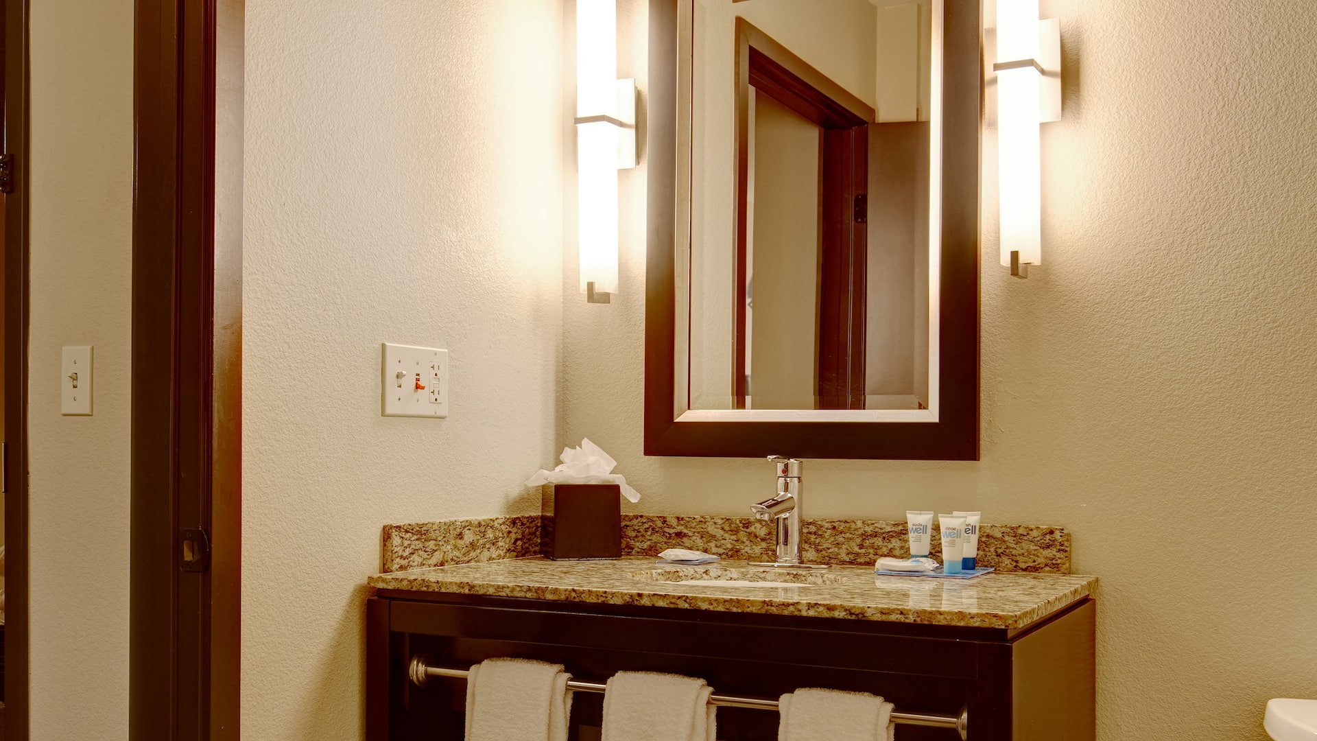 2 de 2 Guest Room King Queen Bathroom