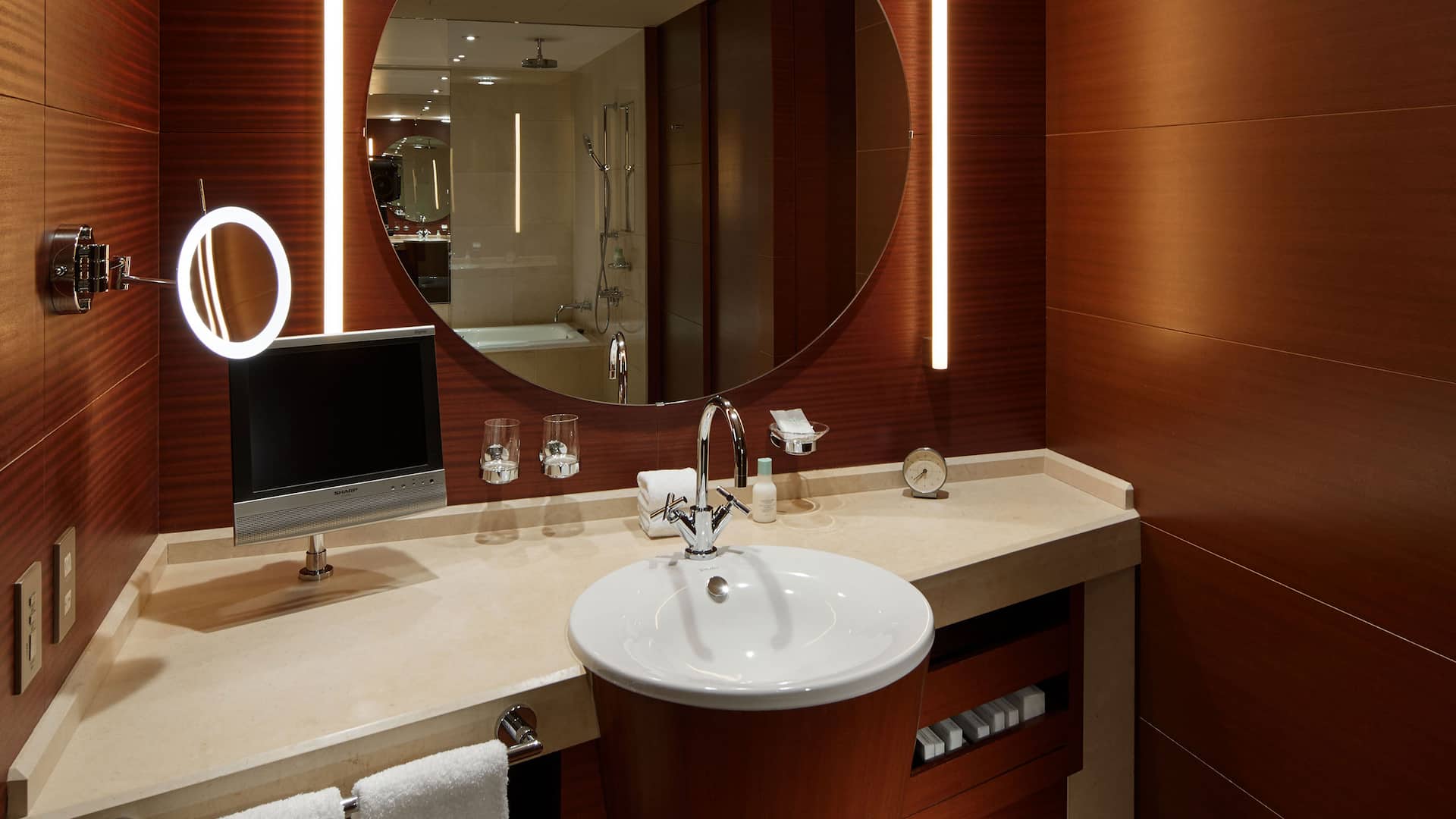 4 de 5 Grand Hyatt Tokyo Diplomat Suite Bathroom