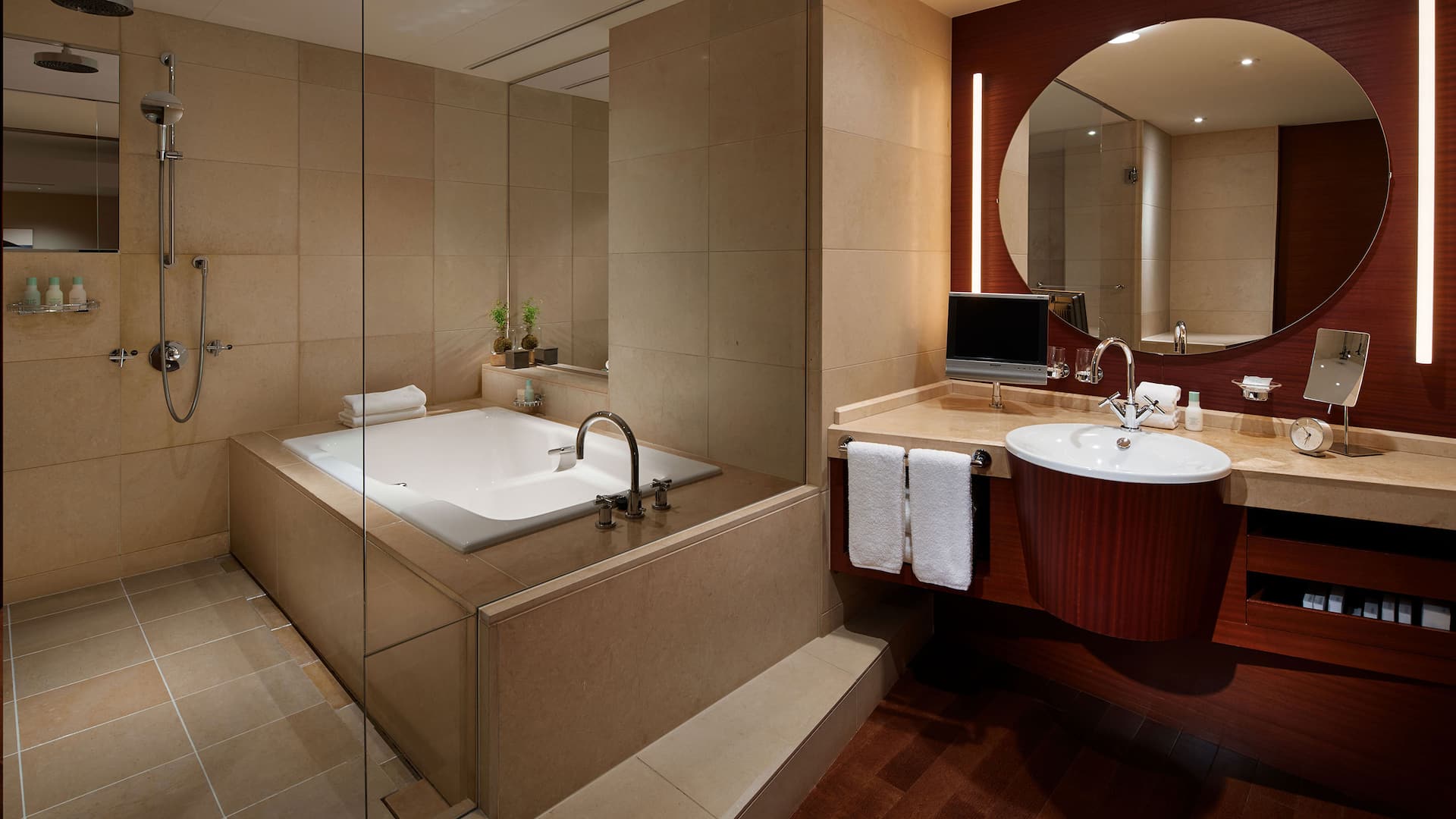 4 de 5 Grand Hyatt Tokyo Grand Executive Twin Suite Bathroom