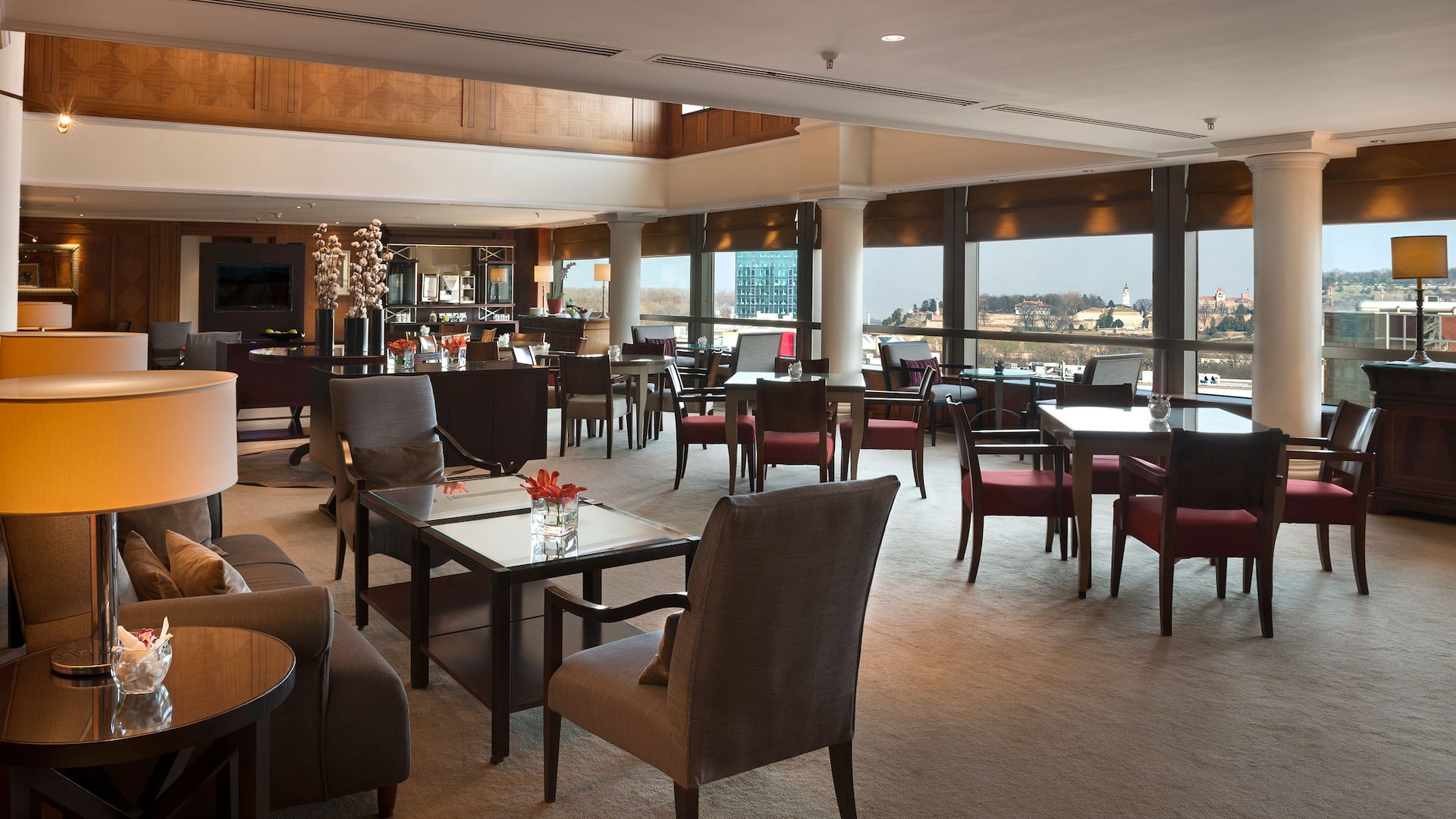 Elegant Regency Club setting at Hyatt Regency Belgrade with breakfast, cocktails, coffee/tea service, and complimentary meeting room access.