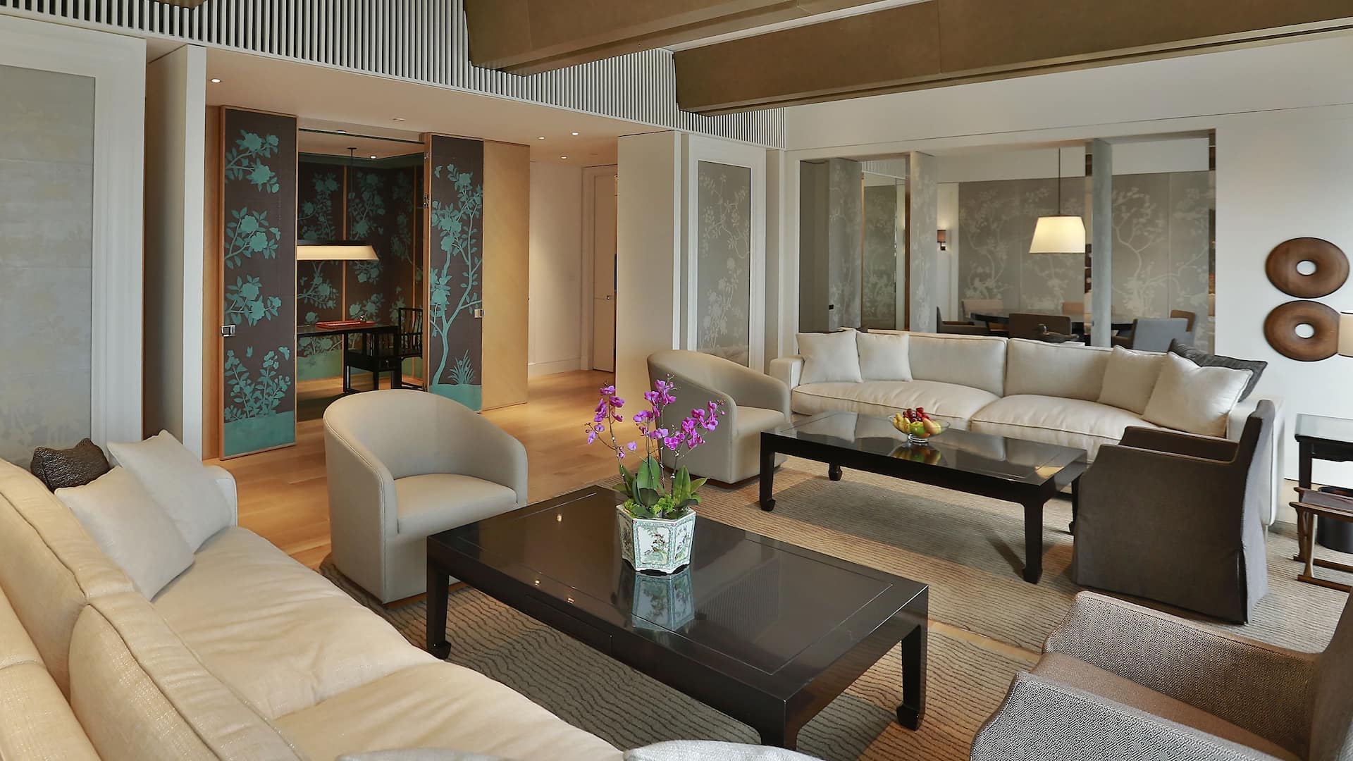 2 из 4 Chairman Suite Living Room