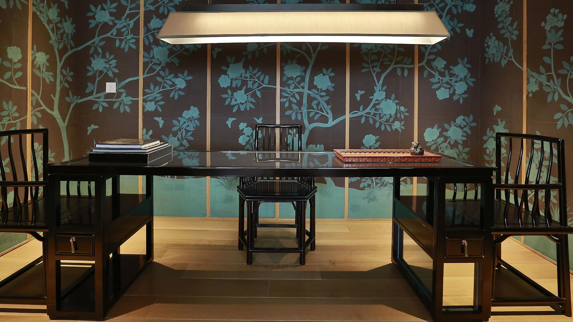 3 из 4 Chairman Suite Study