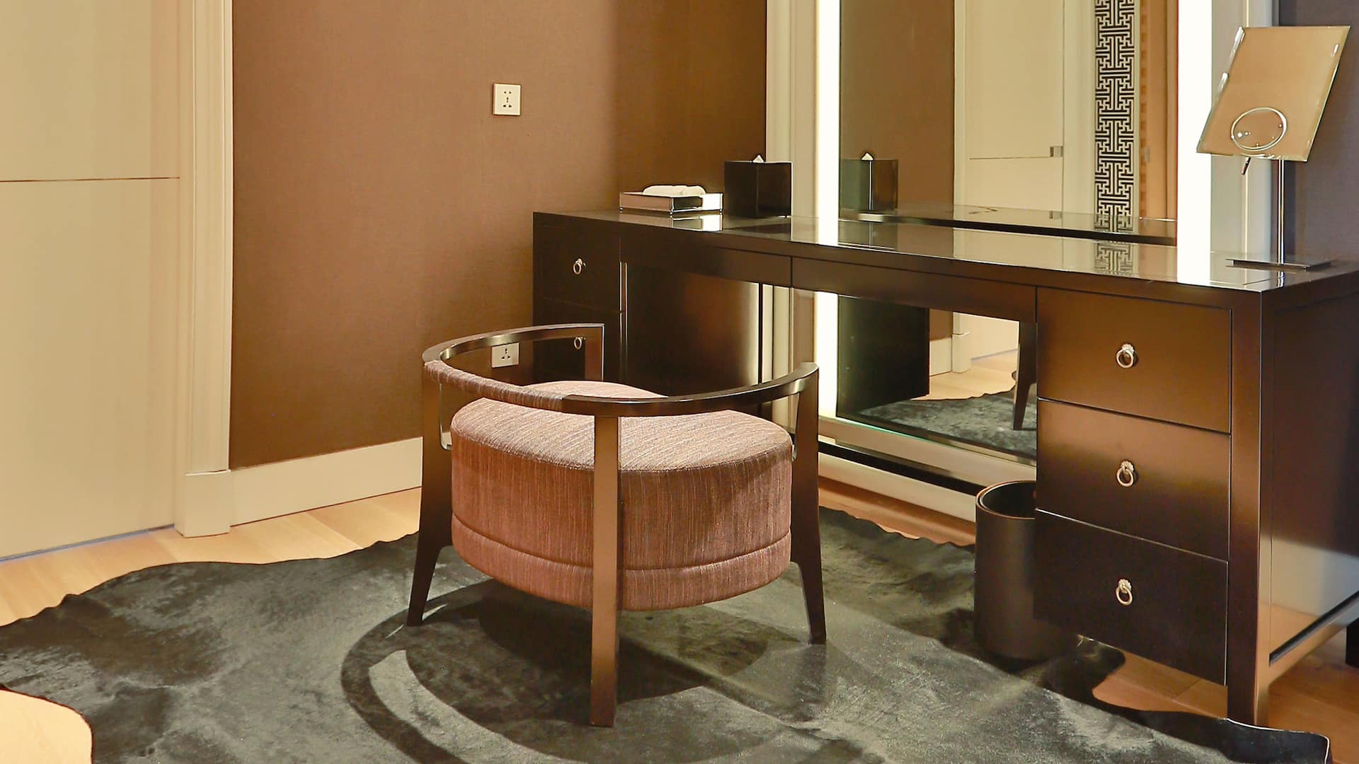 4 из 4 Chairman Suite Desk