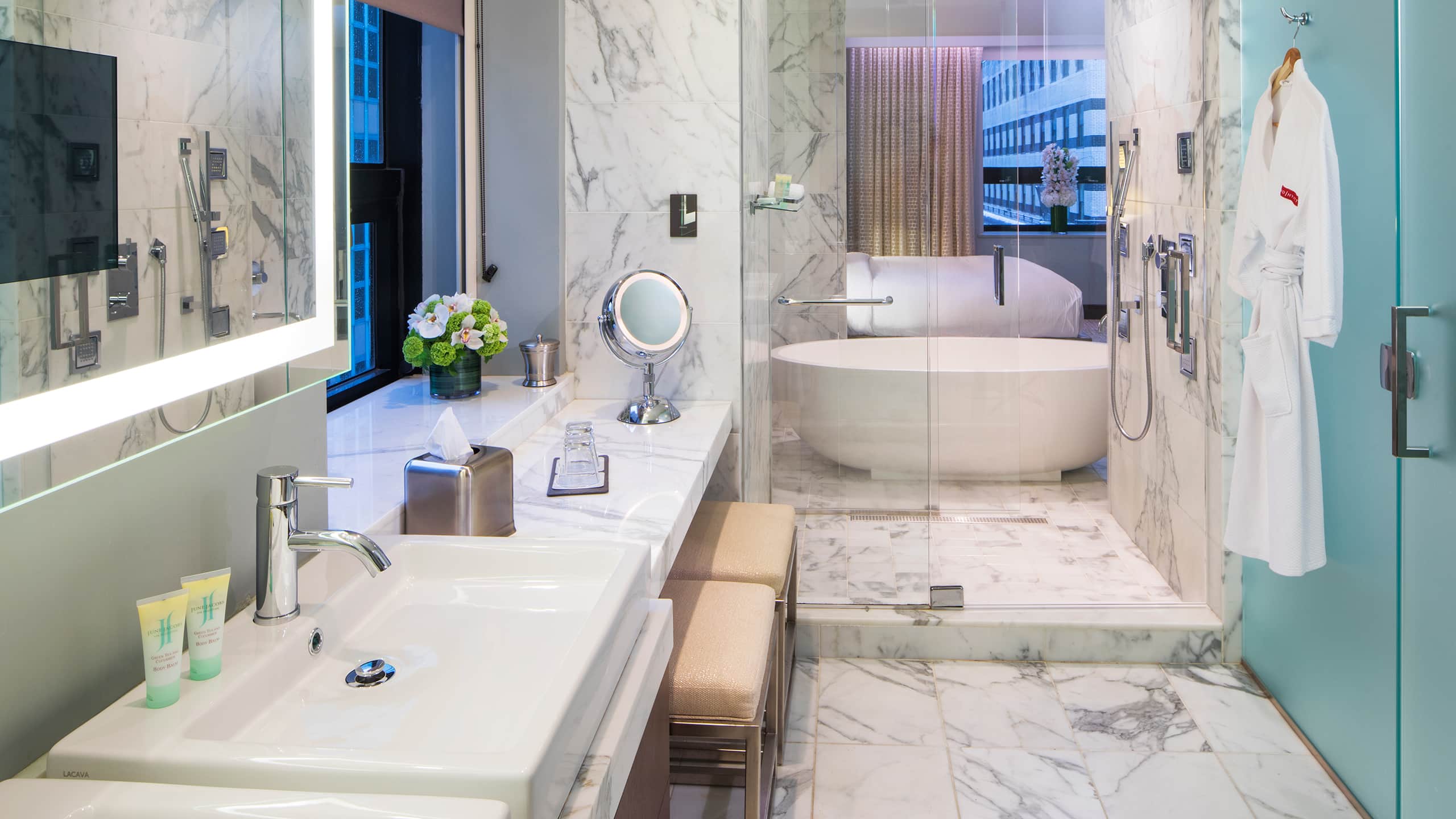 3 of 11 Hyatt Grand Central New York Presidential Bathroom