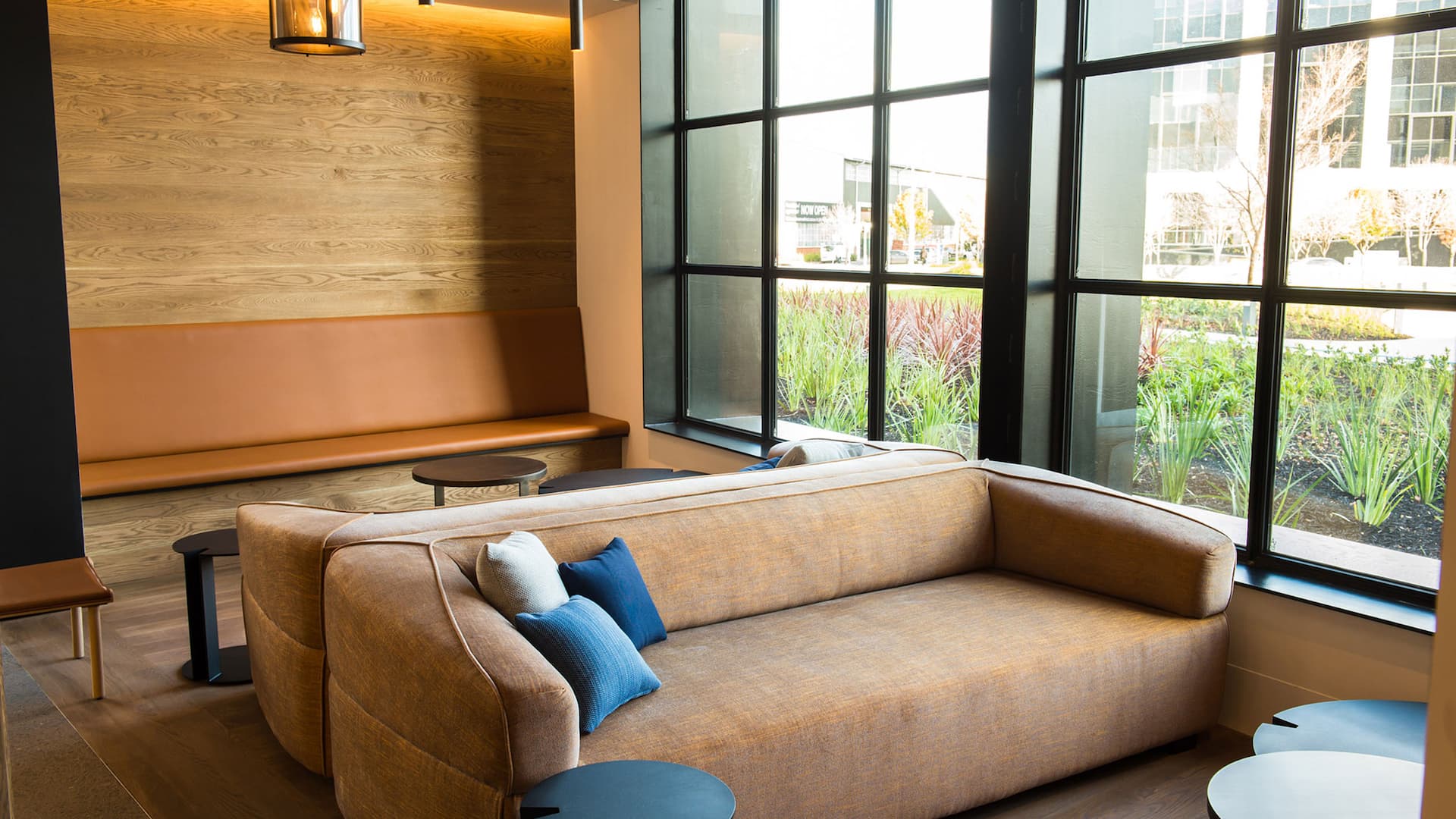 Hyatt Place Melbourne, Essendon Fields Couches