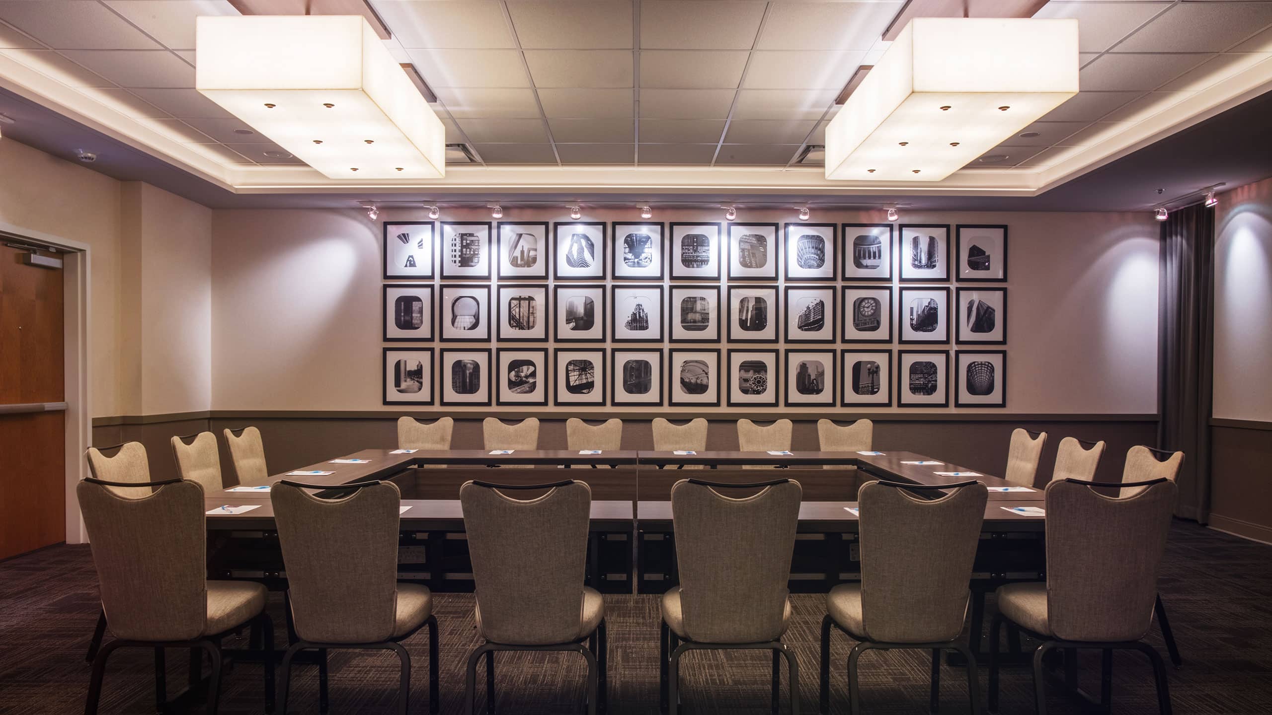 Hyatt Place Chicago/River North River Room Square Set