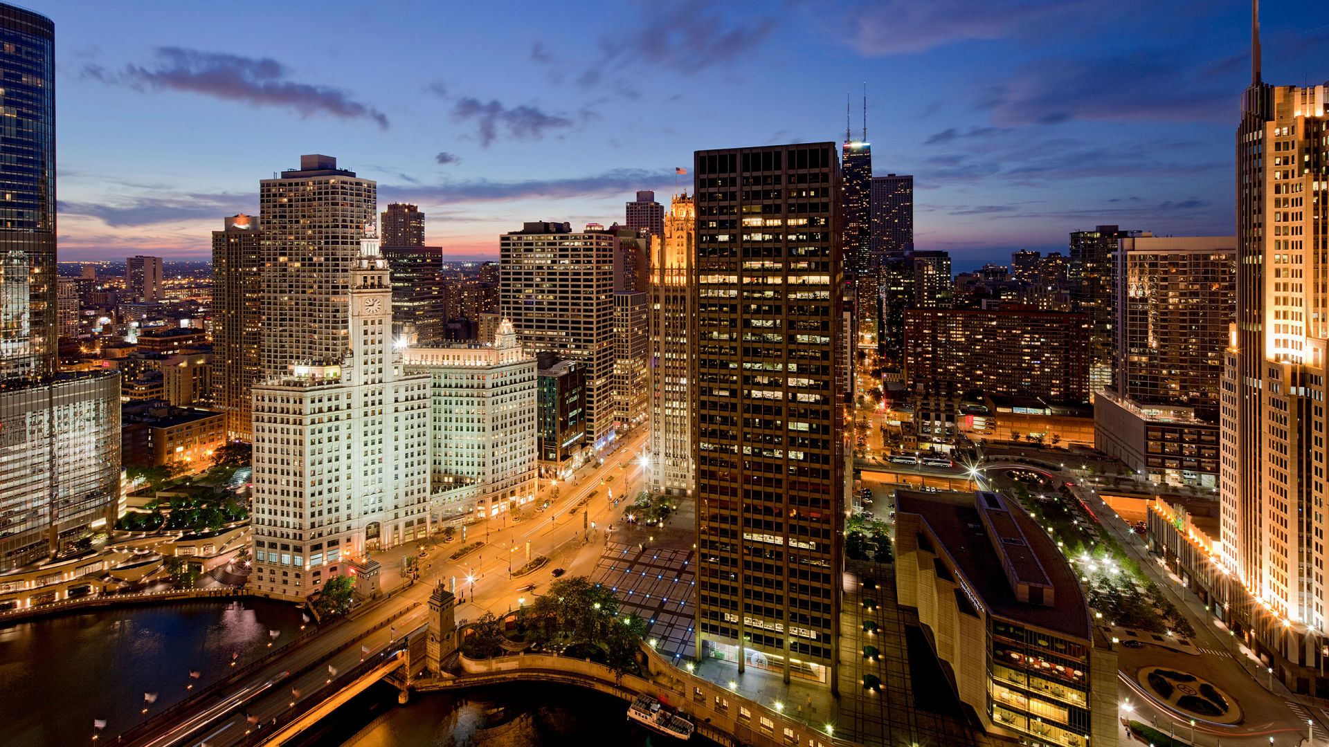 Downtown Chicago, IL Hotel near The Riverwalk | Hyatt Regency Chicago