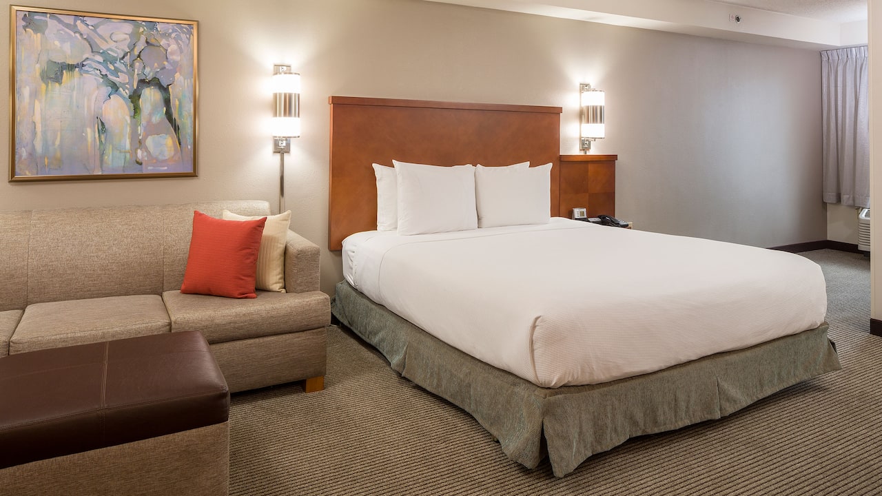 King Bed guestroom at Hyatt Place Austin / Arboretum