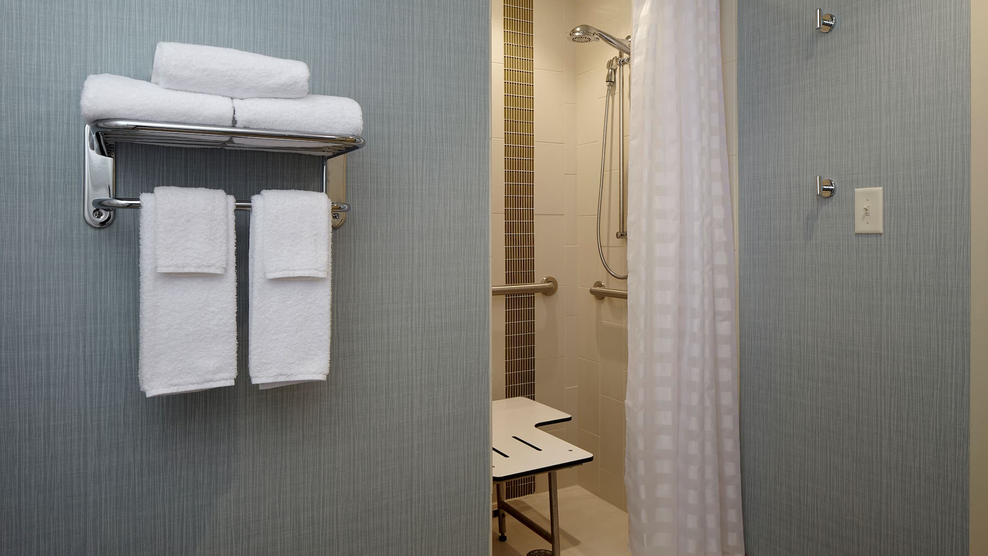 2 из 4 Hyatt Place Madison / Verona ADA Guest Bathroom Shower