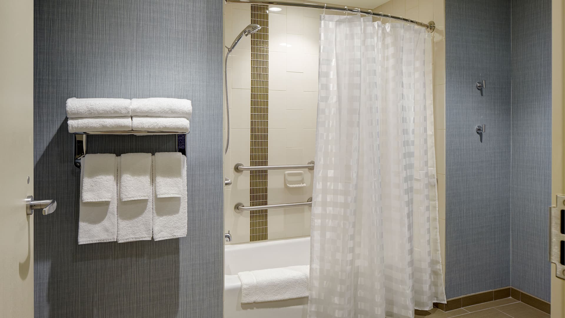 2 из 4 Hyatt Place Madison / Verona ADA Guest Bathroom Tub