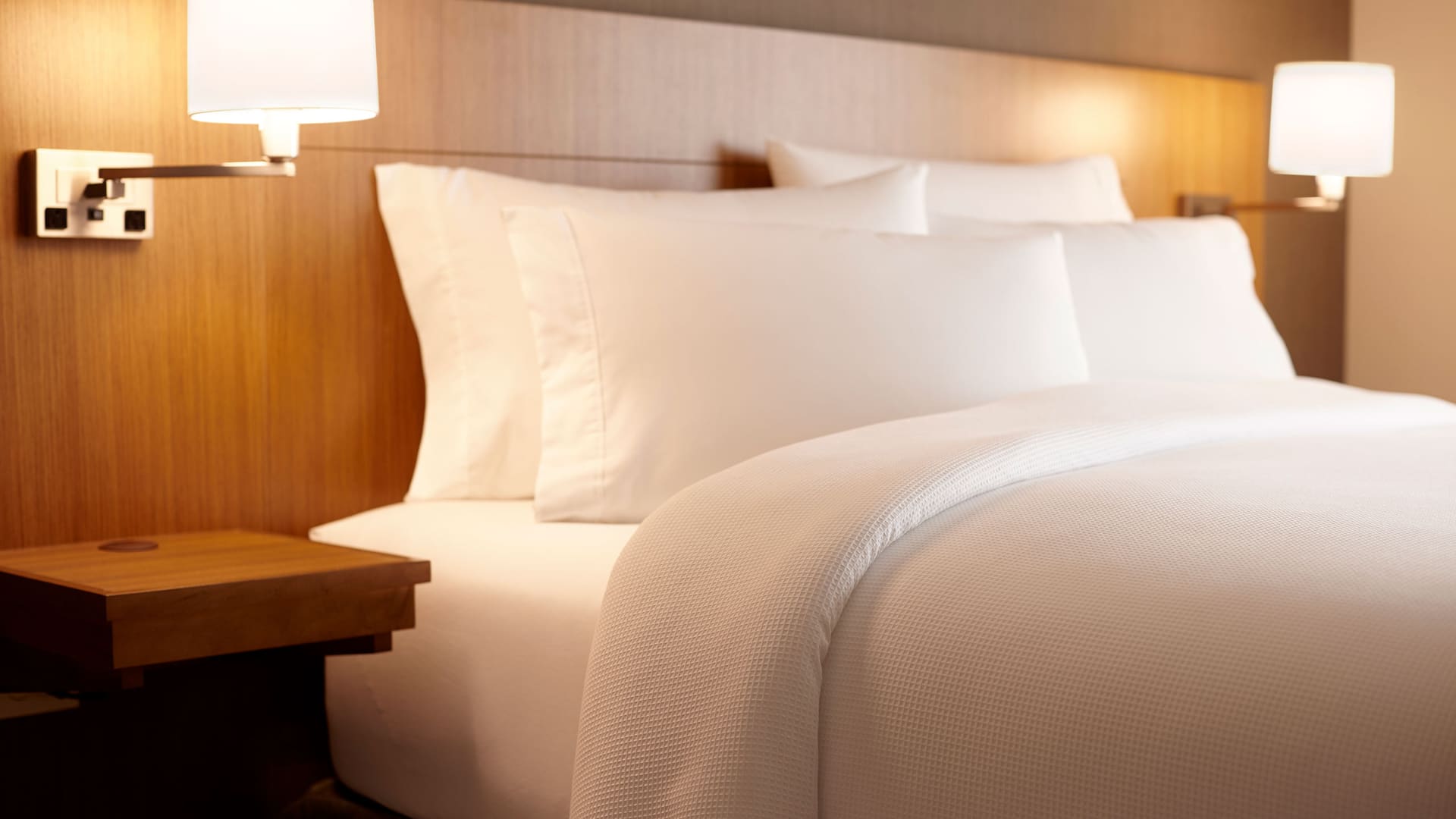 Hyatt Place Madison / Verona Guest Room Bed Detail