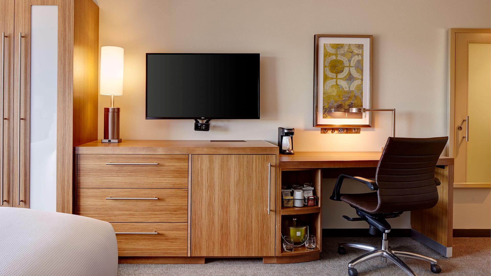 Hyatt Place Madison / Verona Guest Room Desk