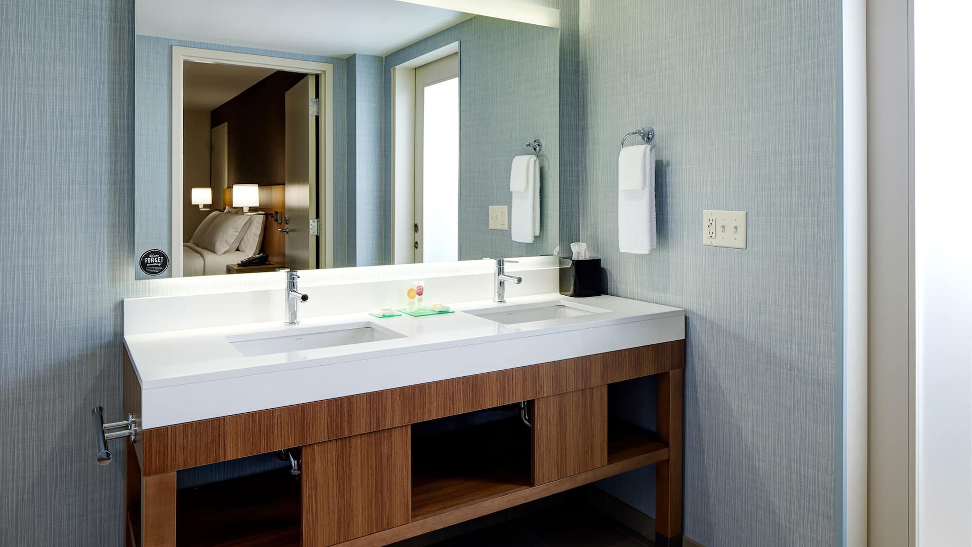 5 из 5 Hyatt Place Madison / Verona One Bedroom Suite Bathroom
