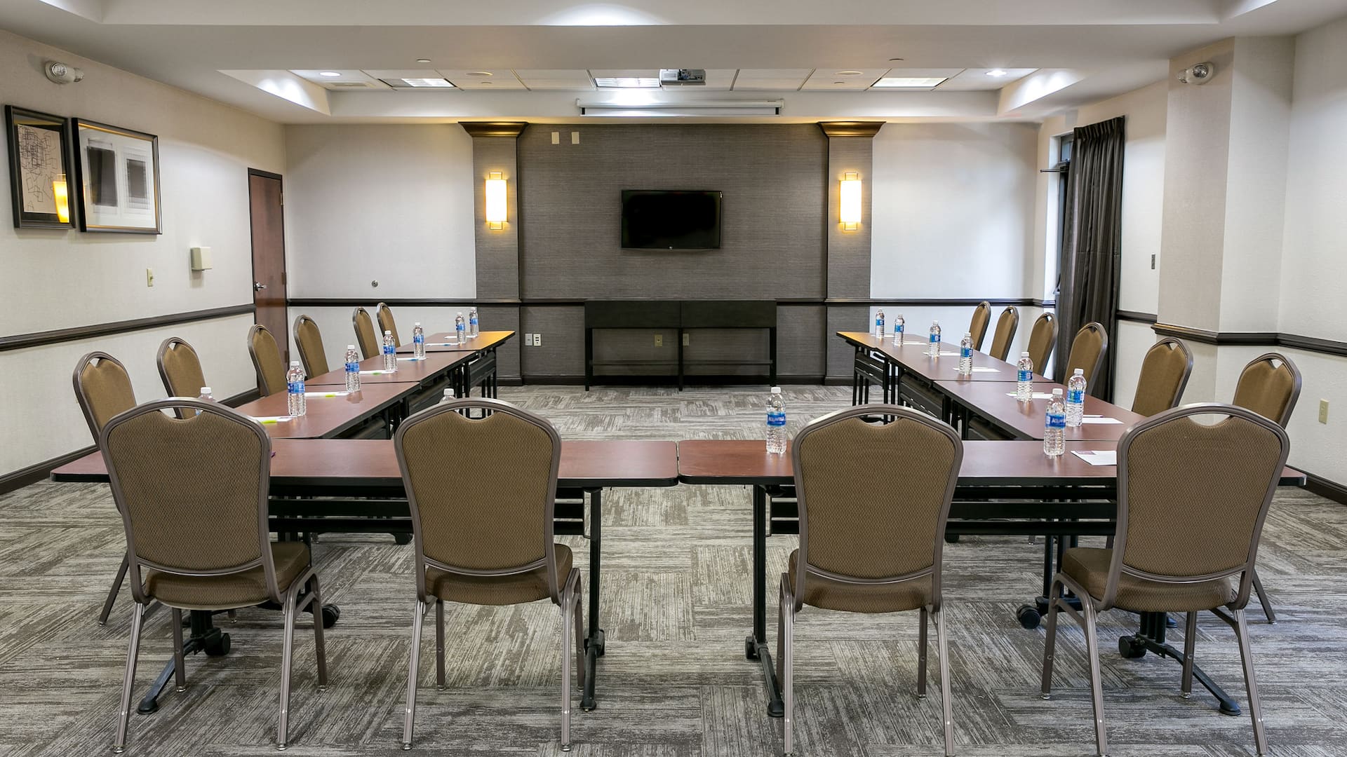 Large meeting room inside a Cool Springs, TN hotel