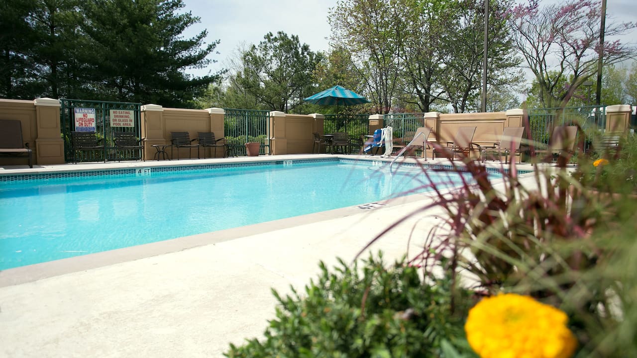 Outdoor hotel pool at a Franklin, Tennessee hotel
