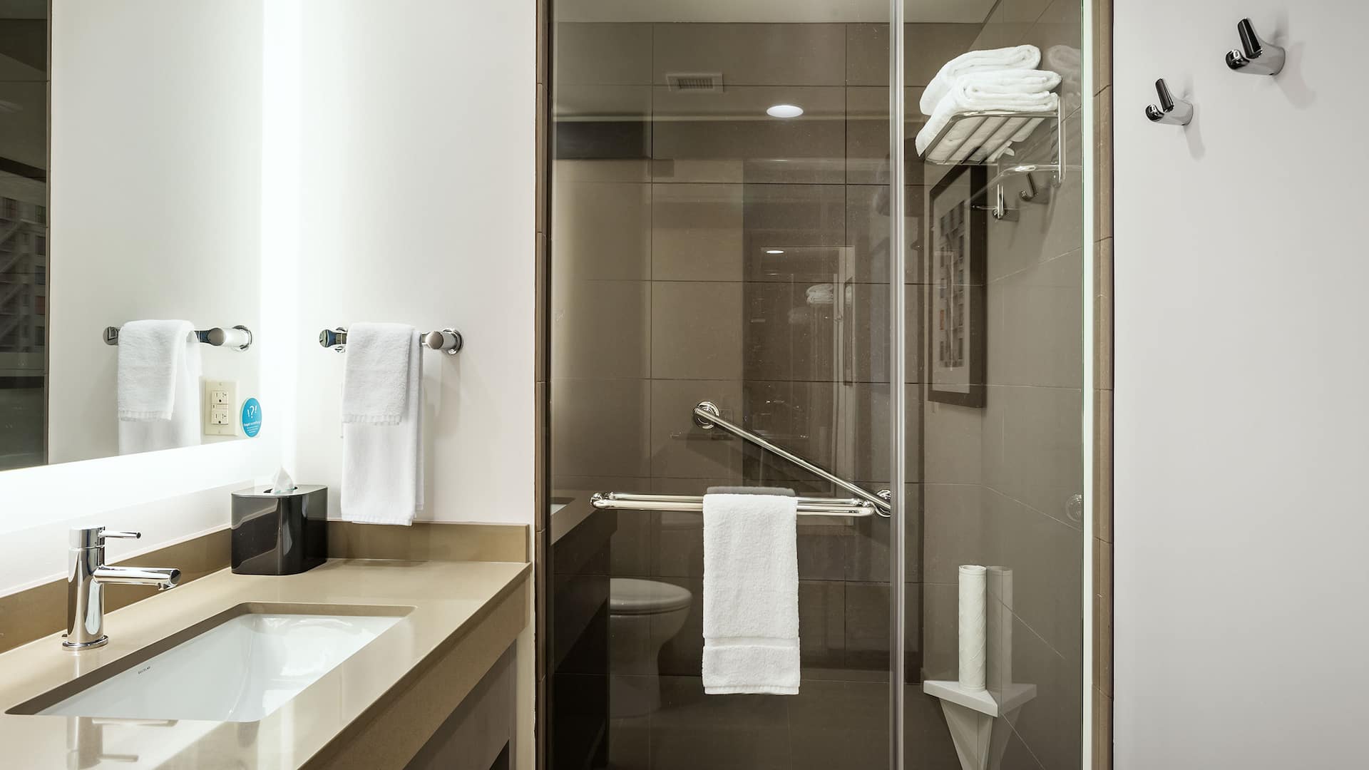 3 de 3 Hyatt House Anchorage King Den Bathroom