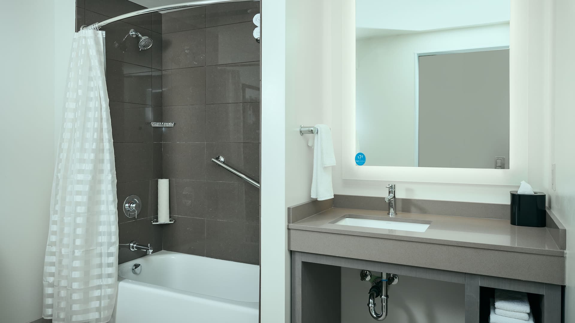 3 de 3 Hyatt House Anchorage Accessible Queen