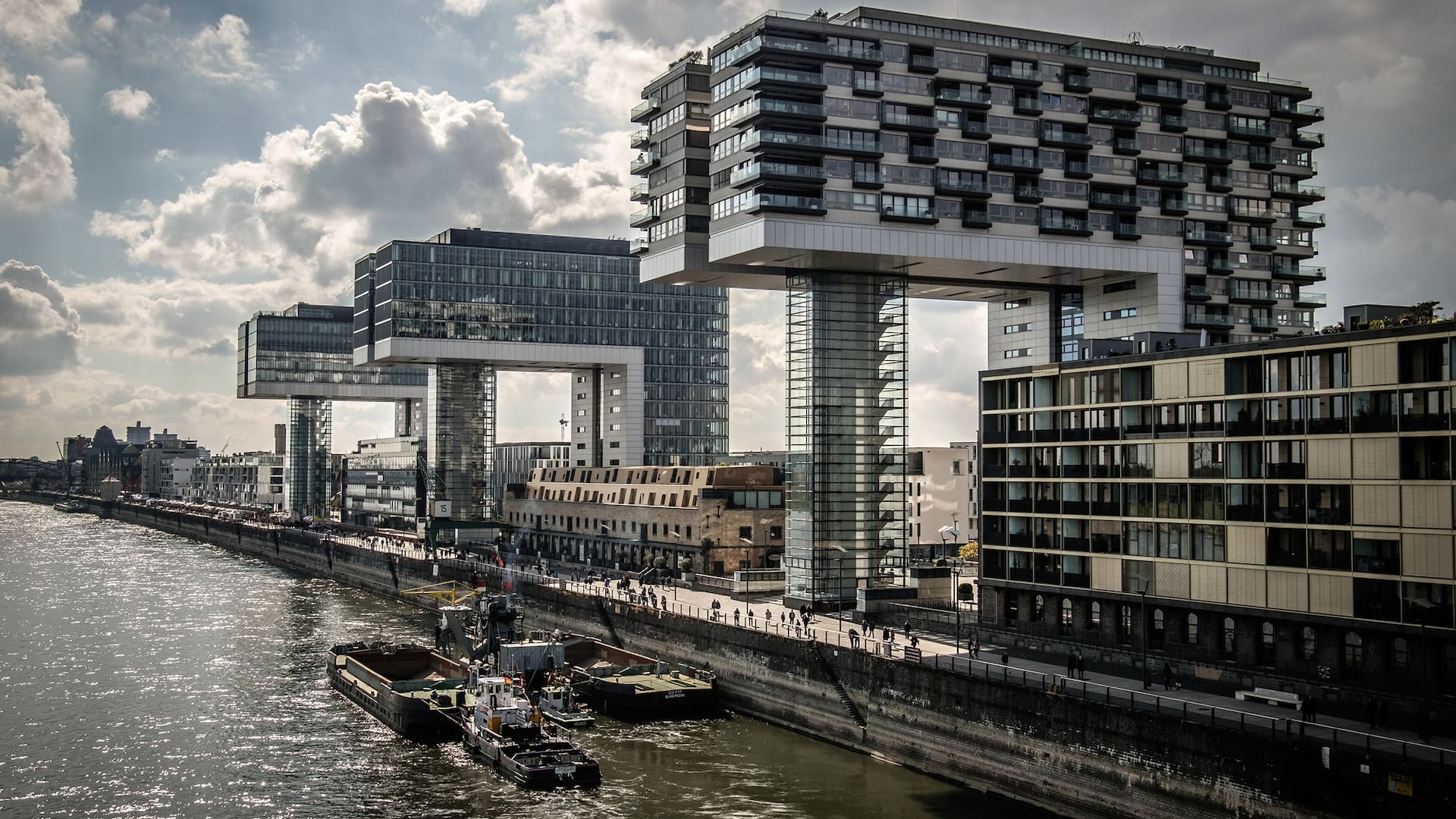 Crane houses in the customs port by the architects Bothe, Richter and Teherani on the Rhine side opposite Hyatt Regency Colog