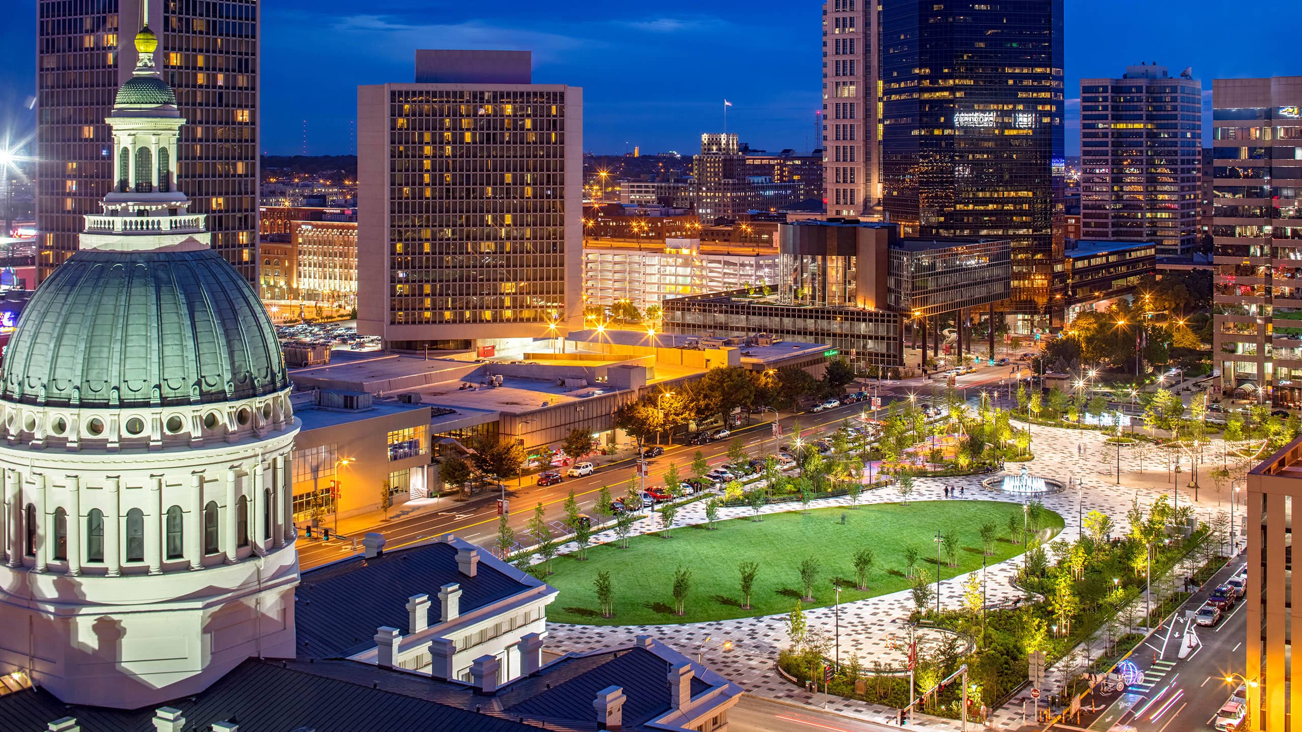 Hyatt Regency St. Louis at The Arch Kiener Plaza Dusk