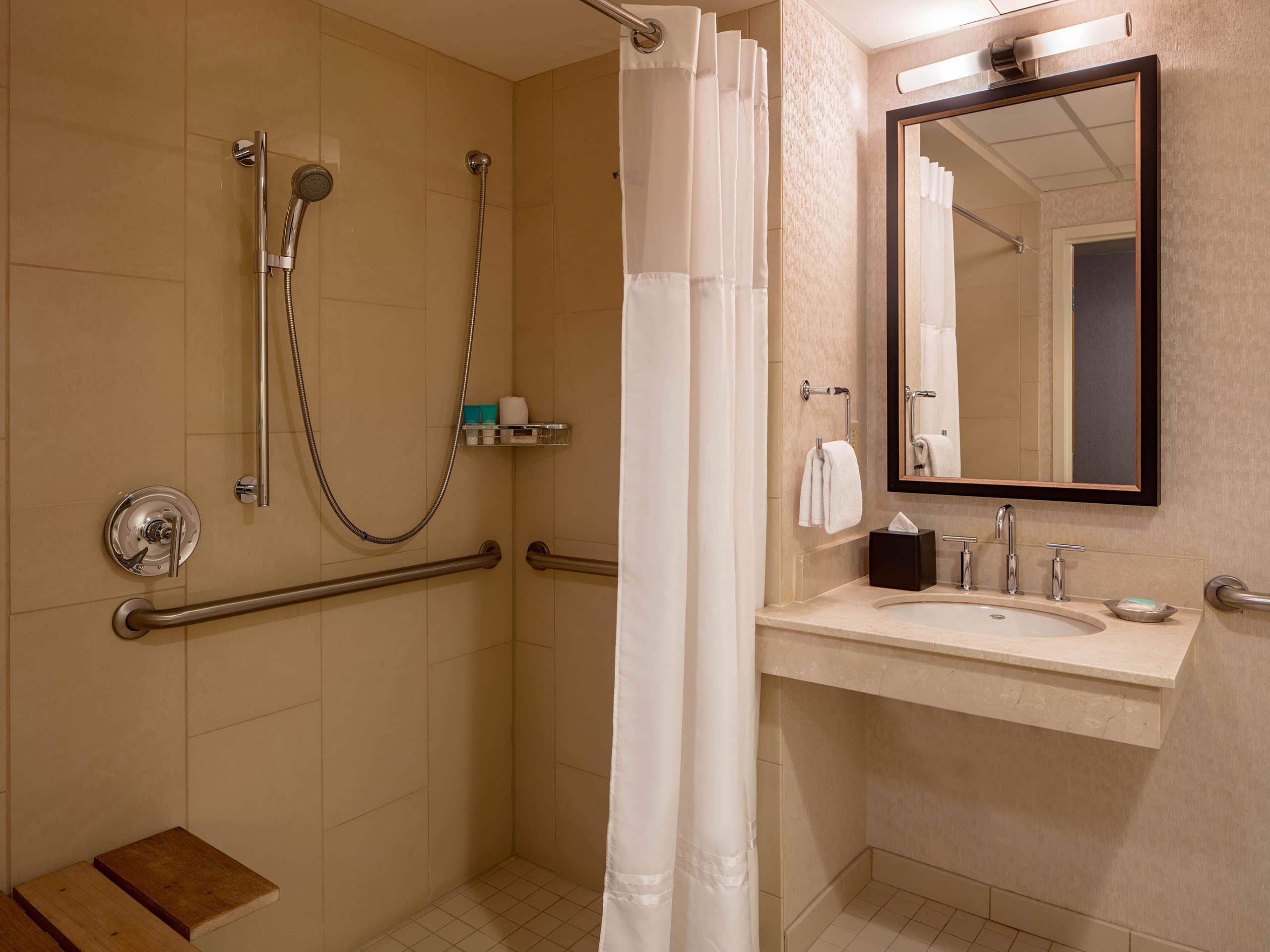 Hyatt Regency St Louis One King Bed ADA Shower