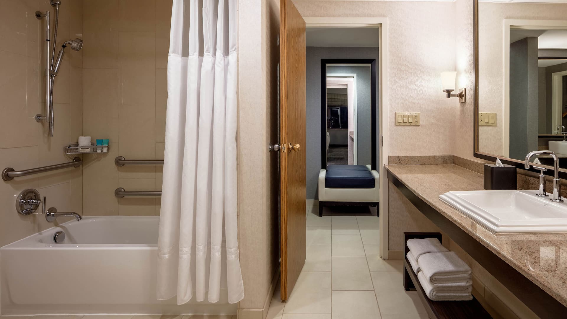 2 из 2 Hyatt Regency St. Louis at The Arch Accessible Suite Bathroom