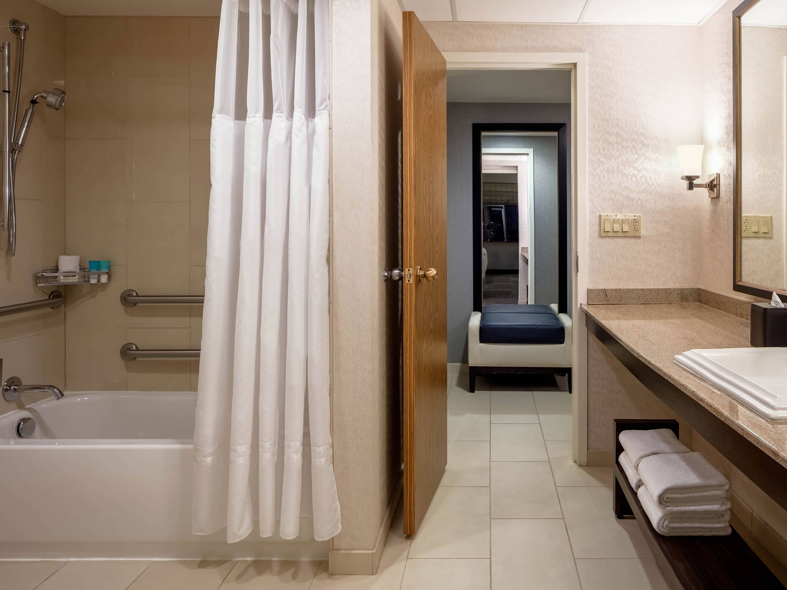 Hyatt Regency St Louis One Queen Bed ADA Tub