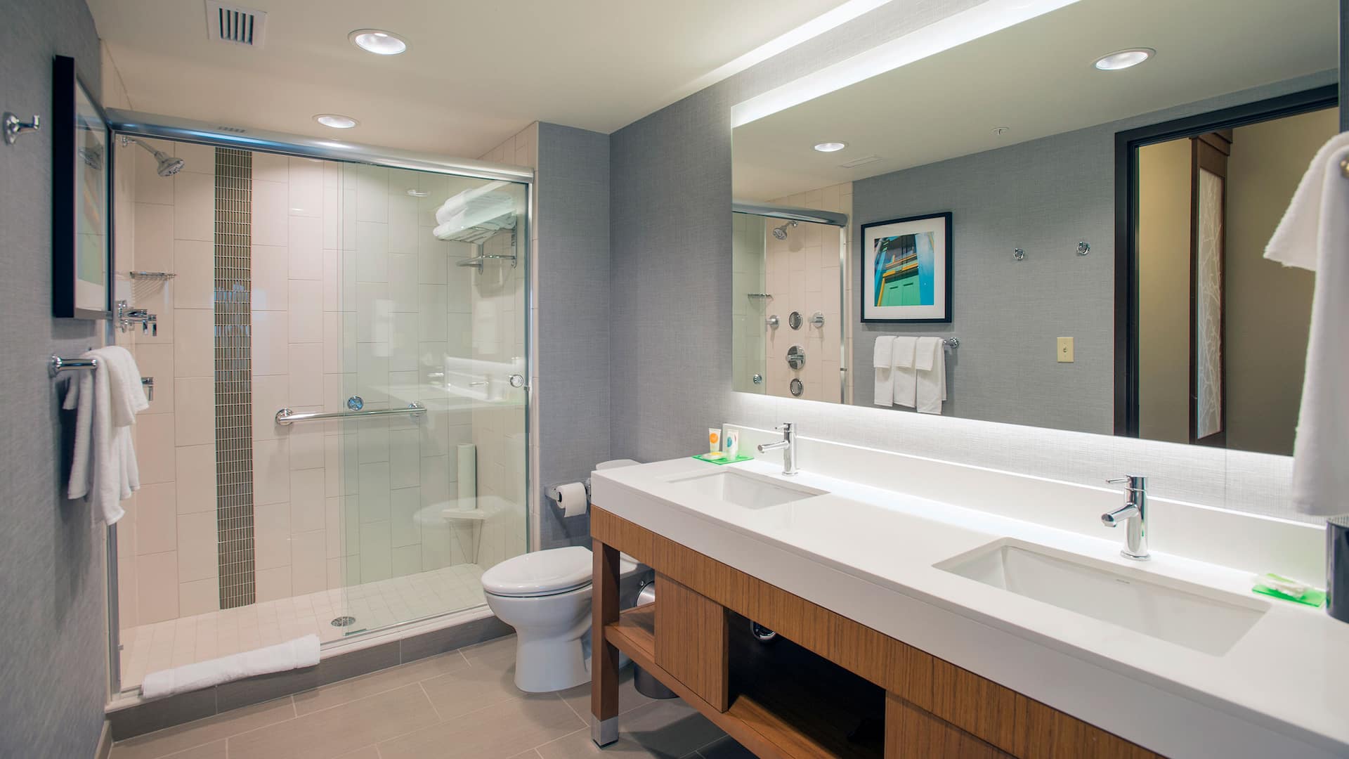 4/4 Hyatt Place Cincinnati / Sharonville Convention Center King Suite Bathroom