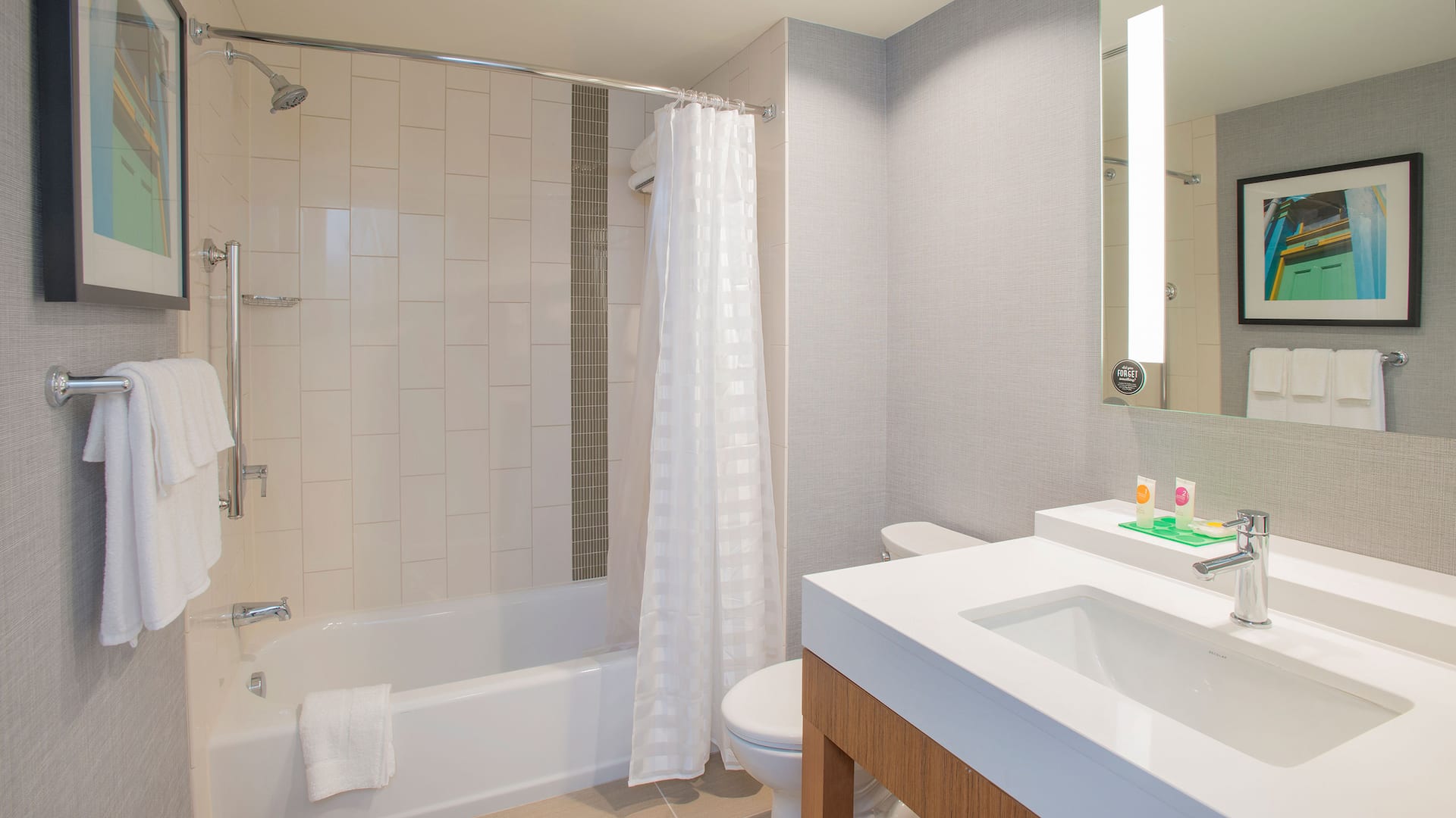 2/4 Hyatt Place Cincinnati / Sharonville Convention Center Queen Bathroom