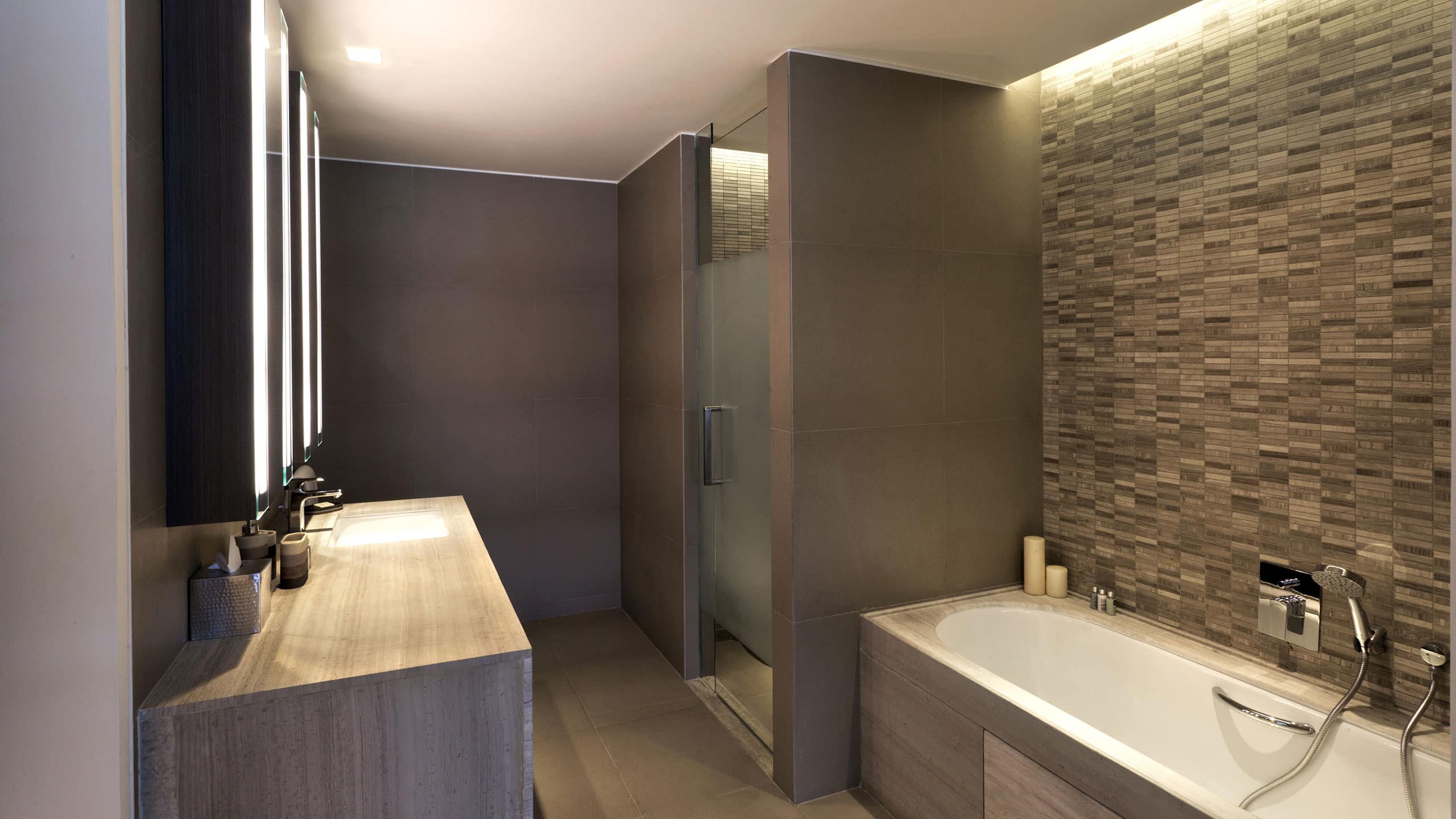 2 de 5 Andaz Delhi Residence Master Bathroom