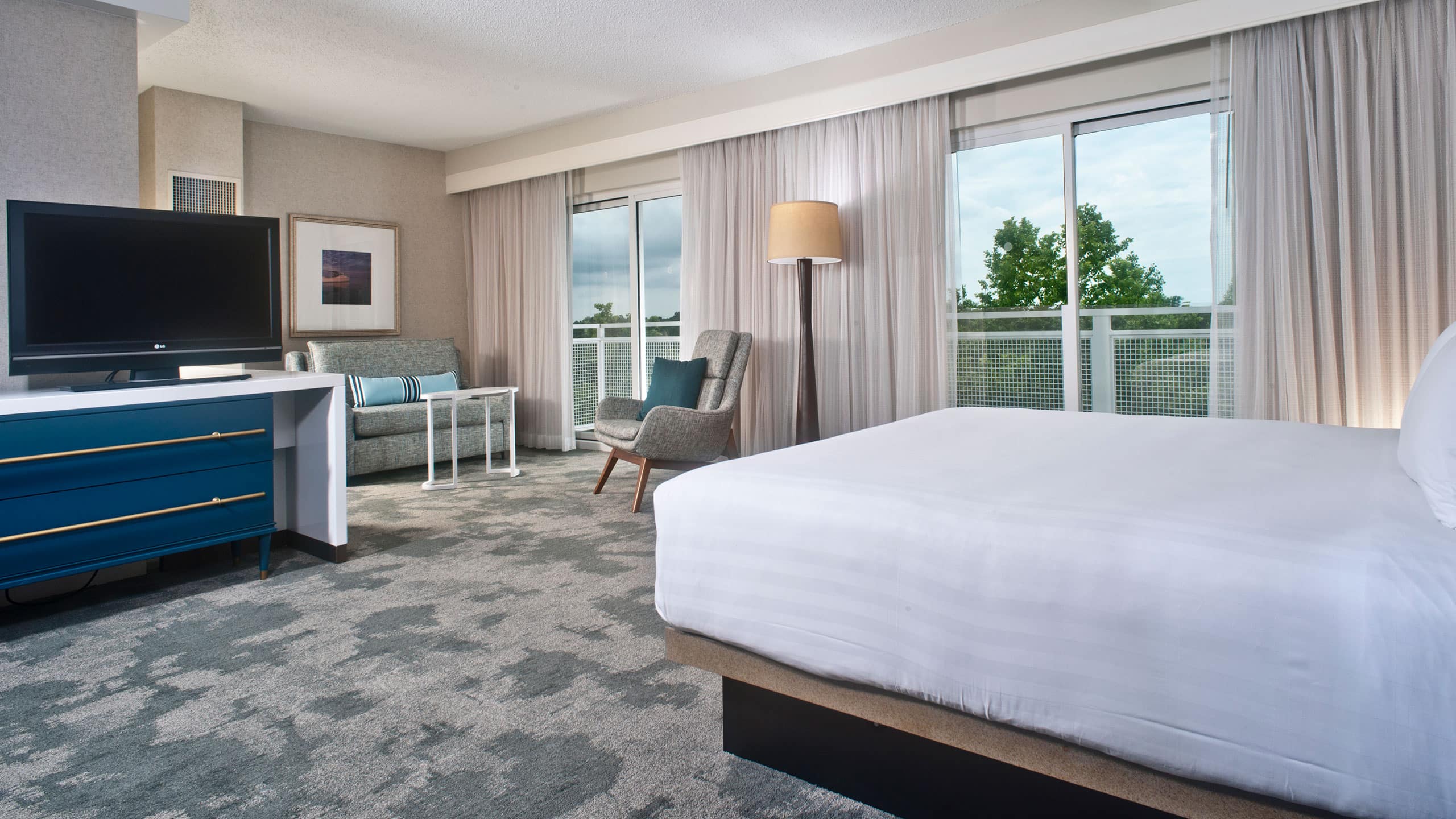 Hyatt Regency Chesapeake Bay Golf Resort, Spa and Marina Guestroom Petite Suite Step Out