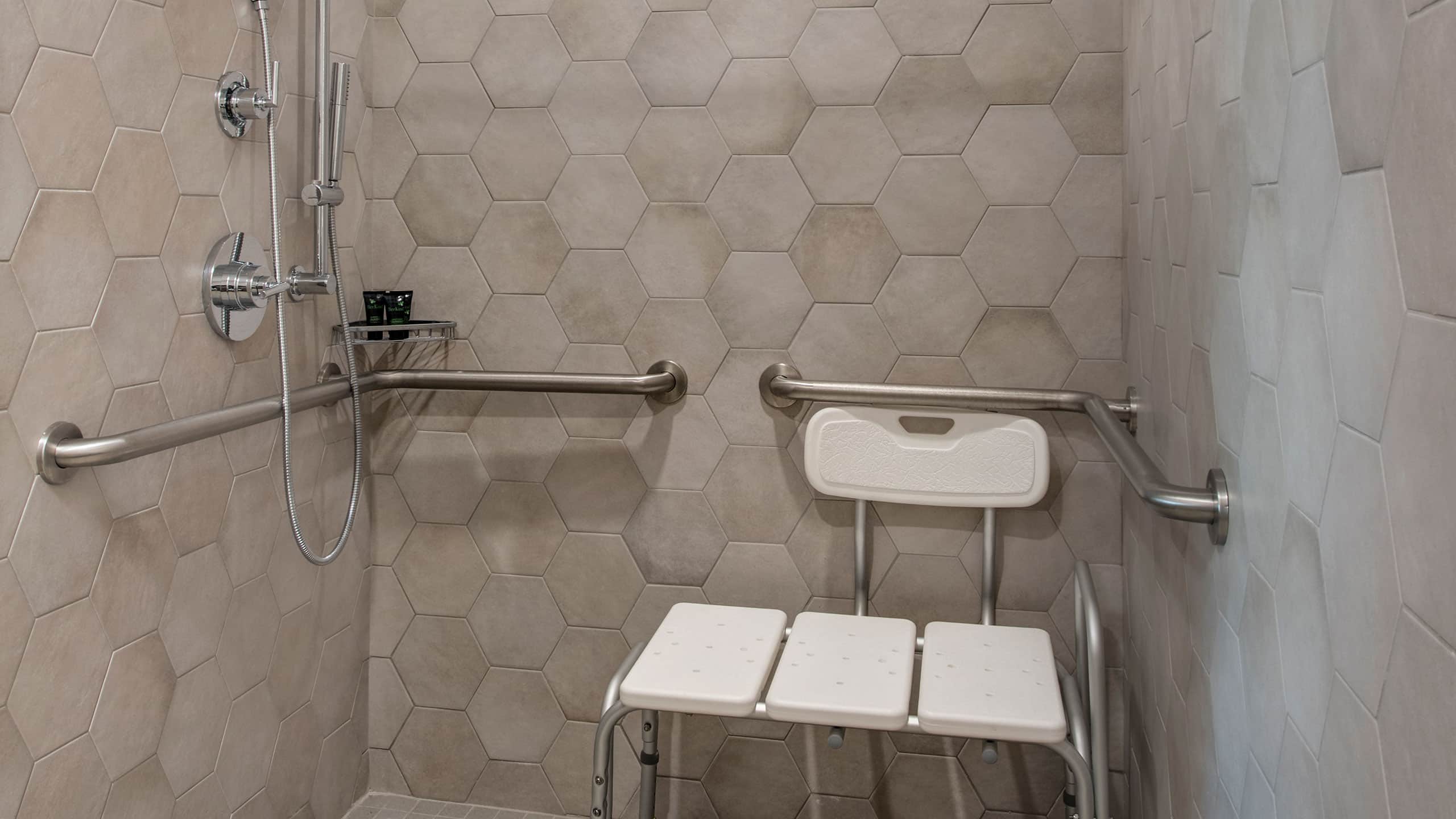 3 de 3 Hyatt Centric Guatemala City ADA Shower