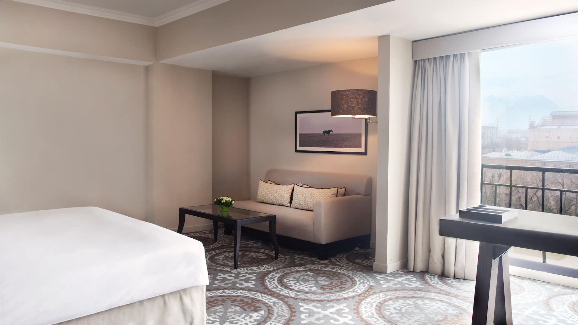 4 de 7 Hyatt Regency Bishkek Deluxe King Bedroom