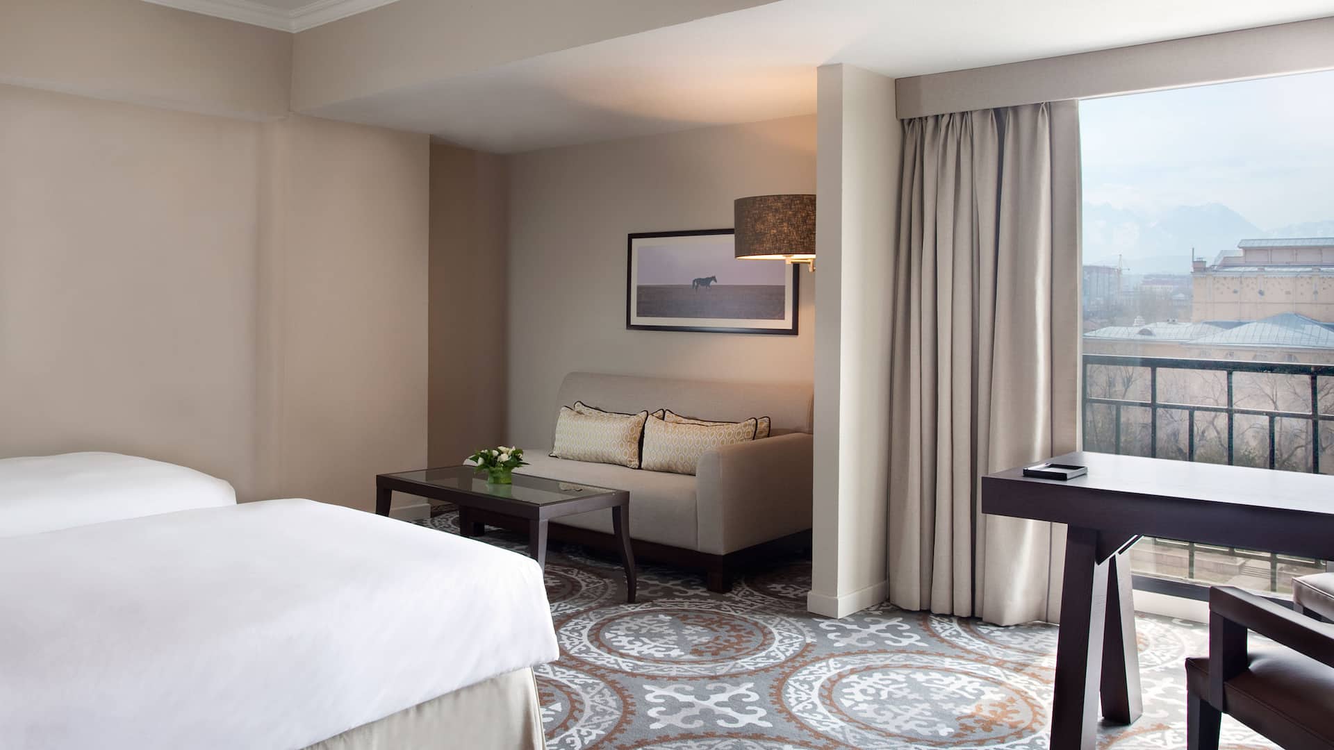4 de 6 Hyatt Regency Bishkek Deluxe Twin Room Bedroom