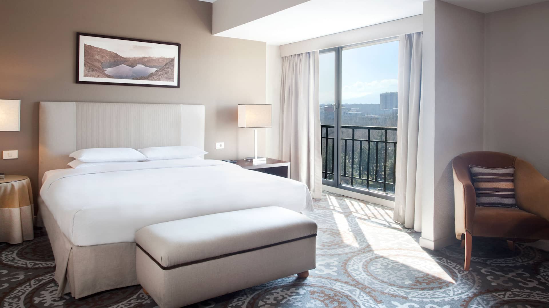 4 de 6 King Bed in a Hotel Room with a City View
