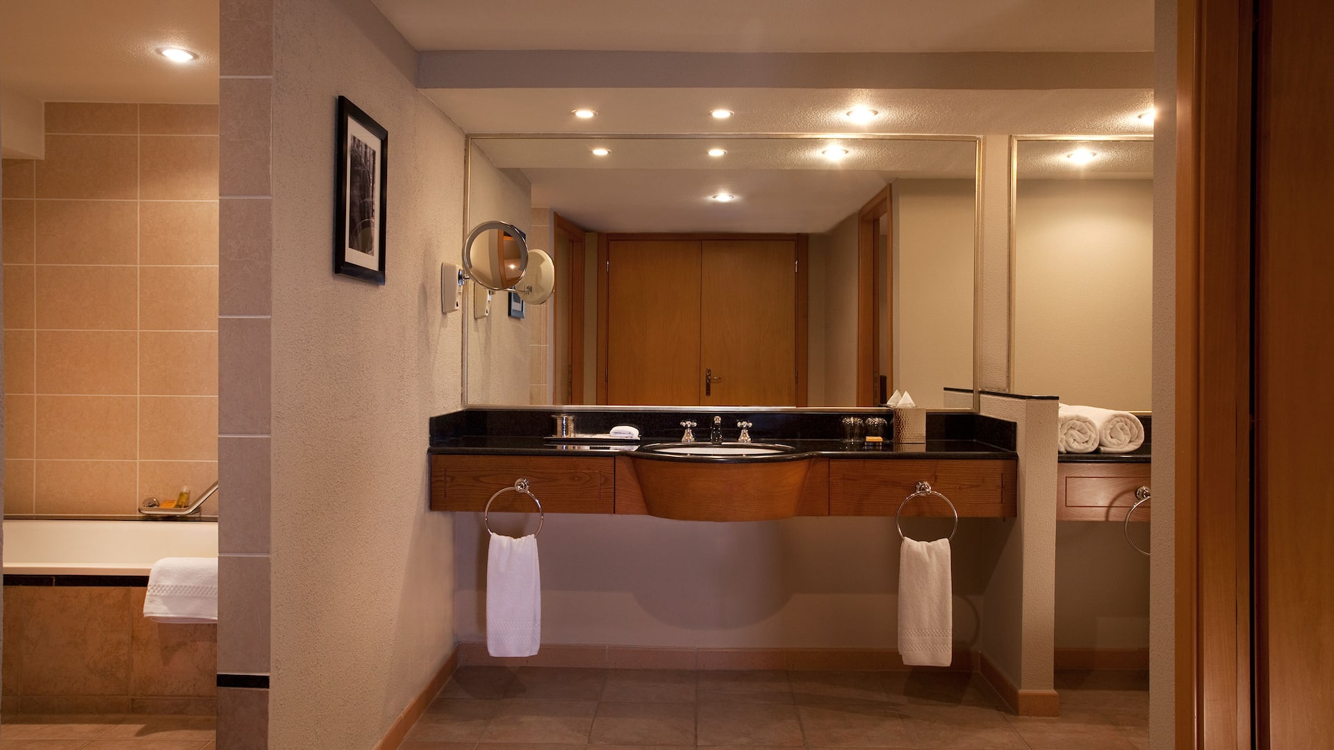 5 de 6 Hyatt Regency Bishkek Executive Suite Bathroom
