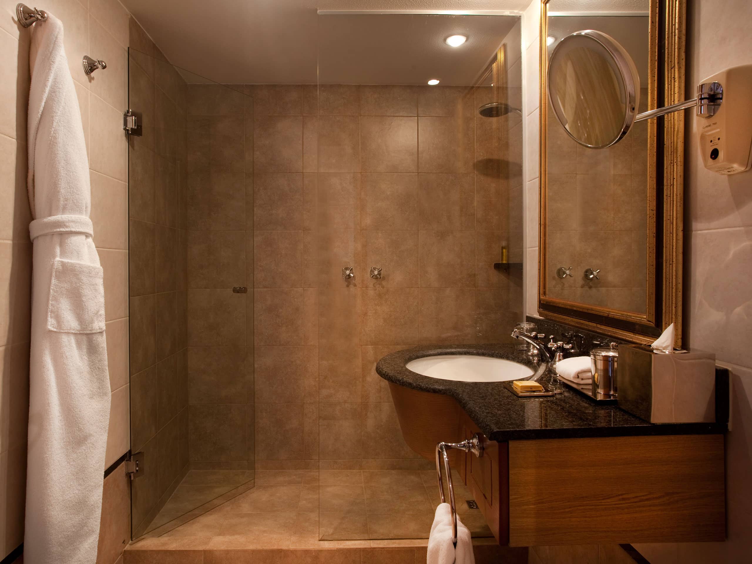 queen room bathroom
