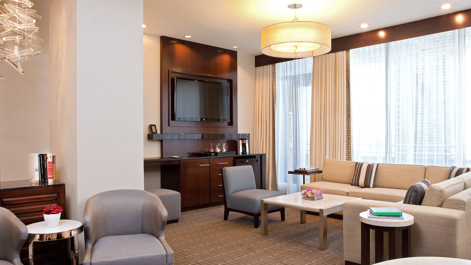 3 de 6 Hyatt Regency Boston Beacon Suite Living Area