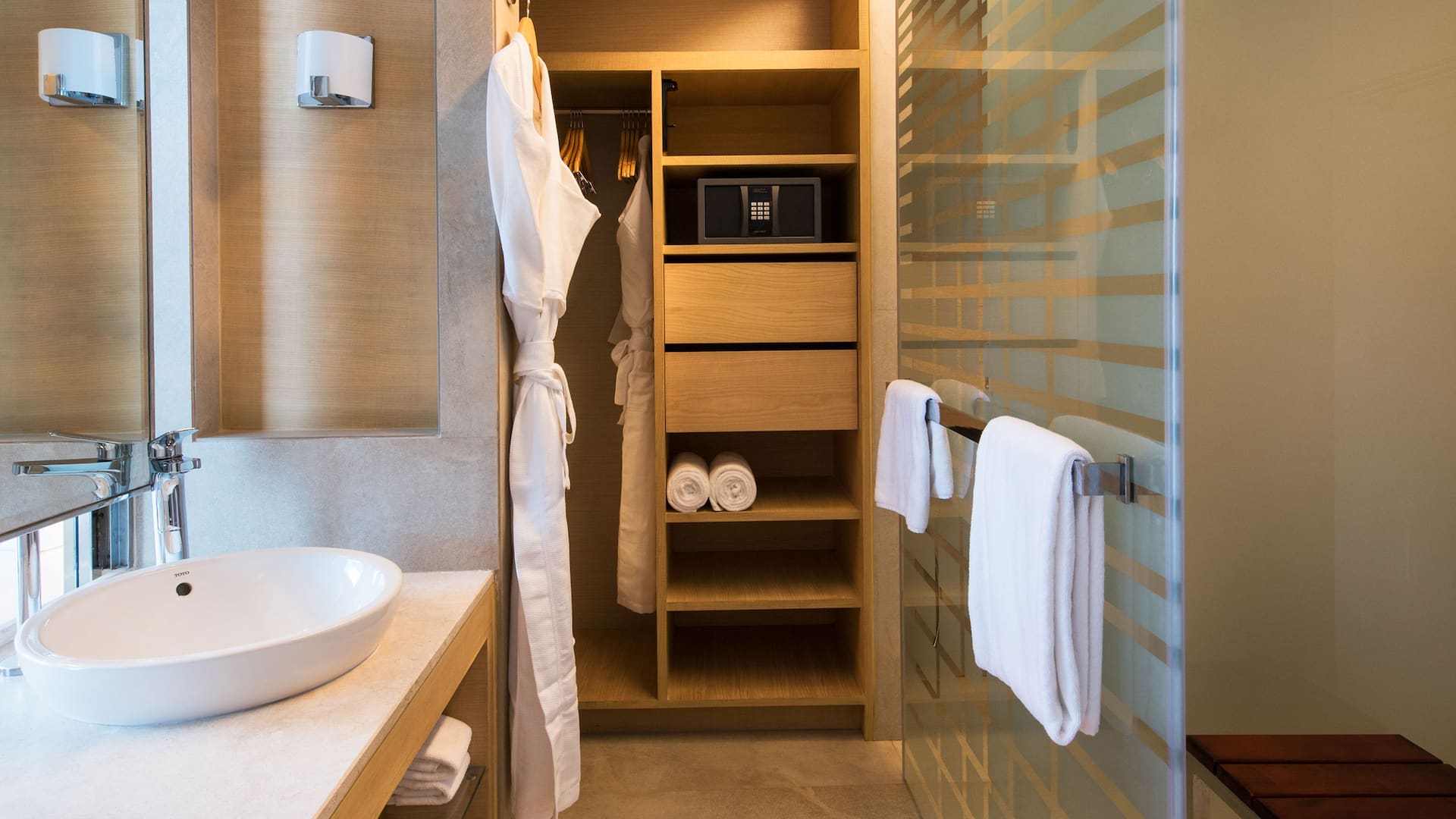 2 de 5 Hyatt Regency Lucknow Standard Room Bathroom