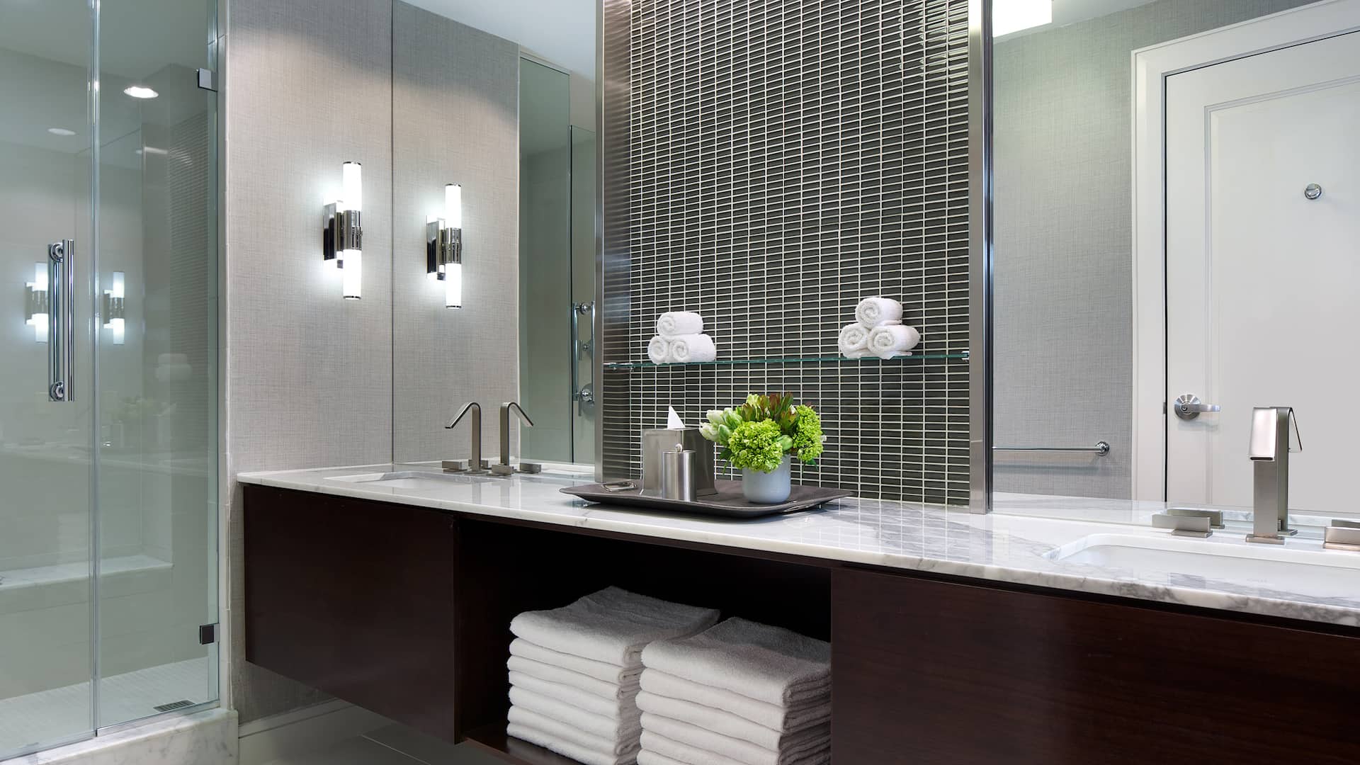 4 de 6 Hyatt Regency Boston Commonwealth Suite Bathroom