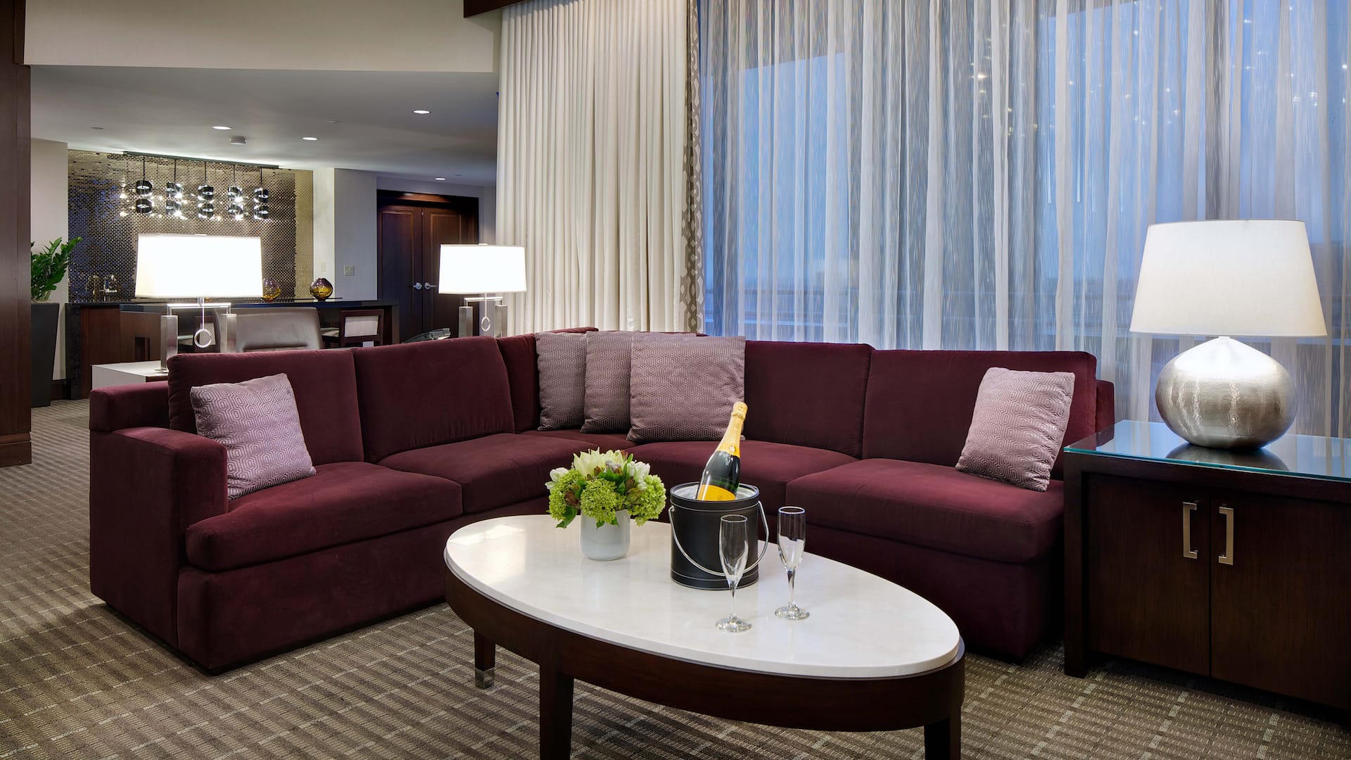 1 de 5 Hyatt Regency Boston Commonwealth Suite Living Room