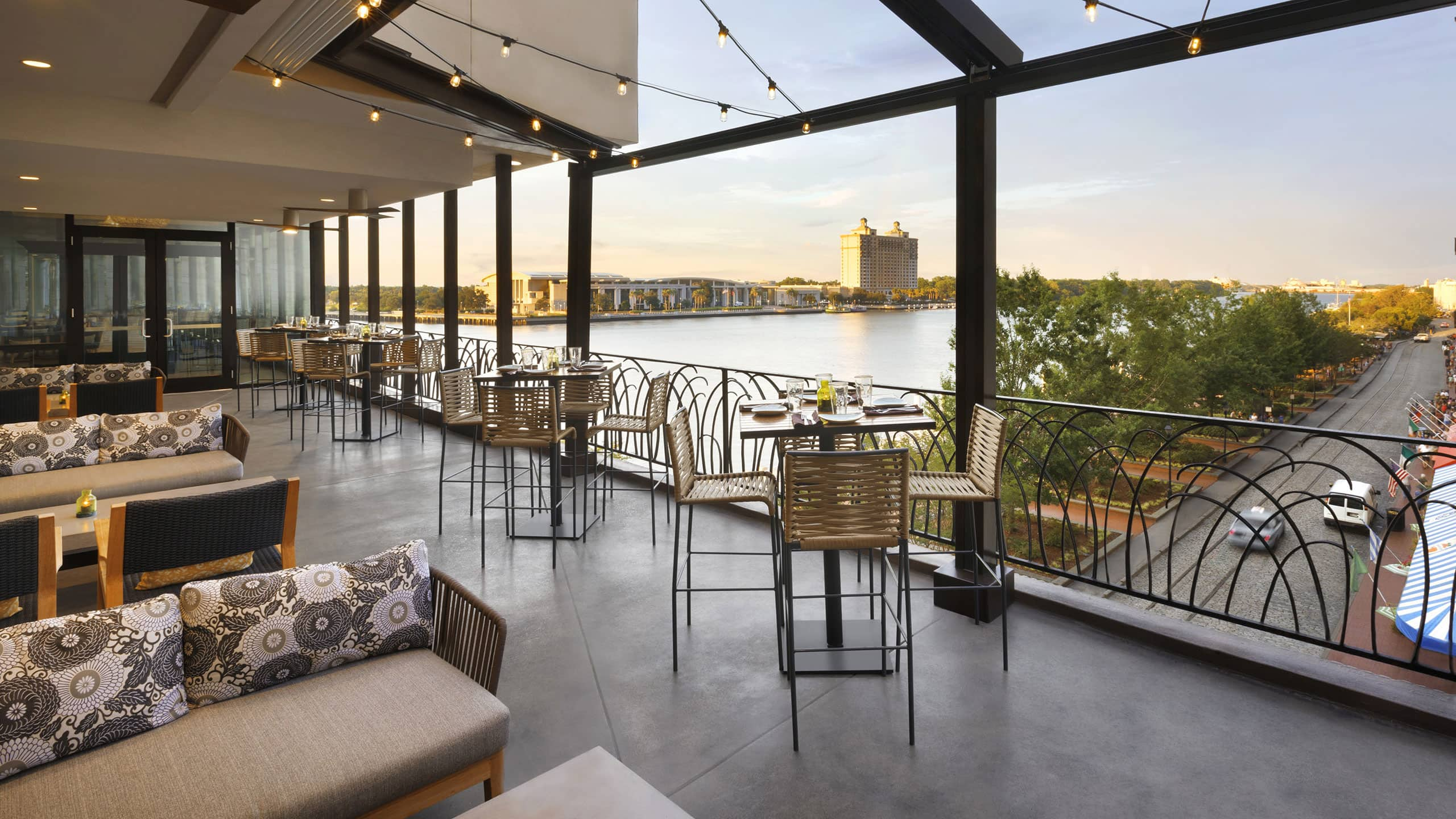 Hyatt Regency Savannah Moss and Oak Patio