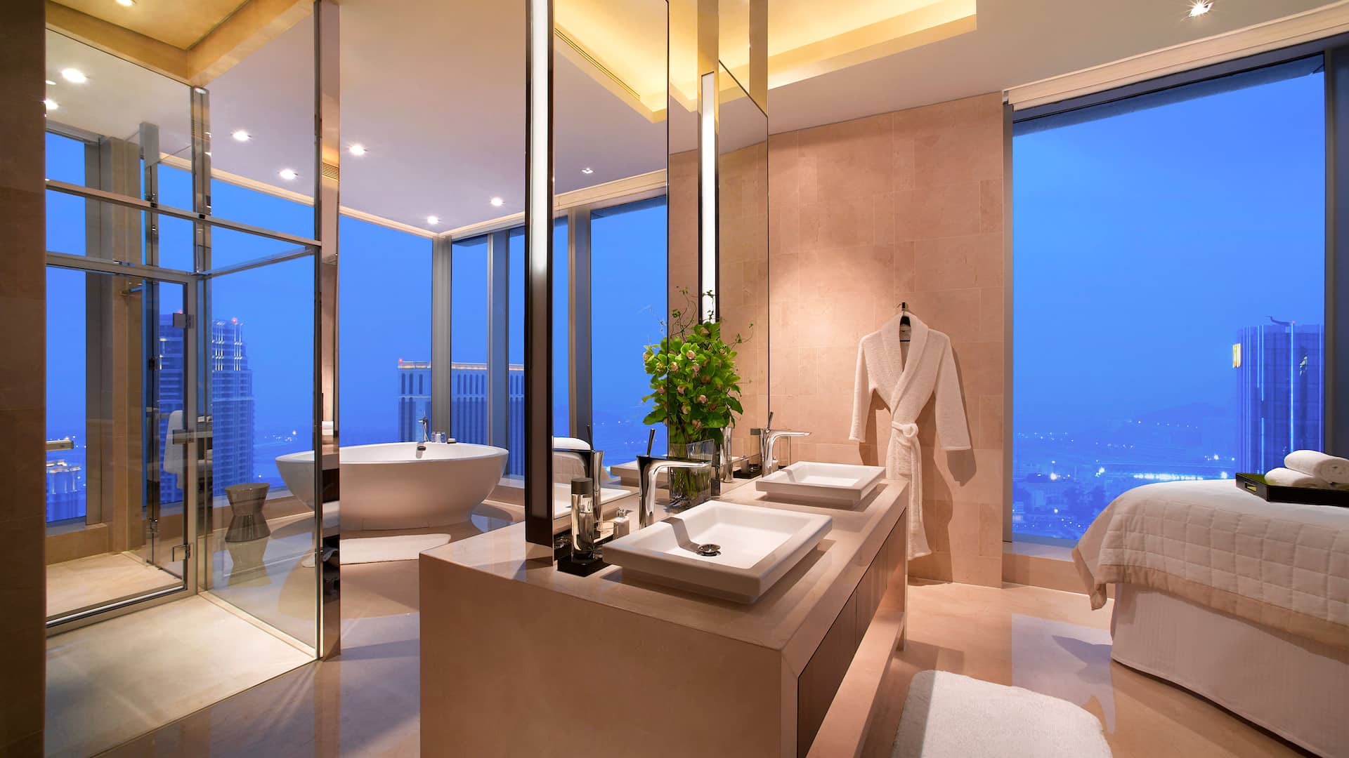 第 2，共 3 Presidential suite bathroom