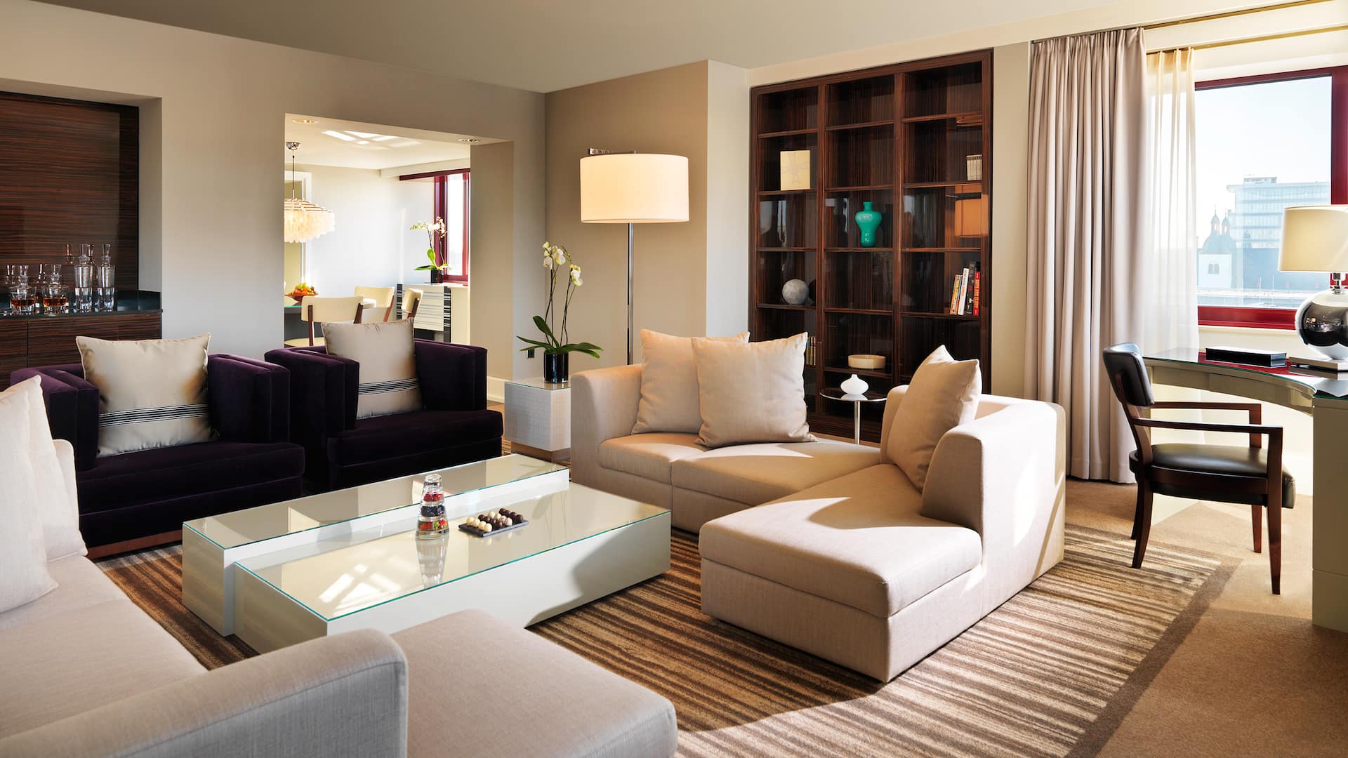 4 de 4 Modern seating area in the Executive Suite of Hyatt Regency Cologne