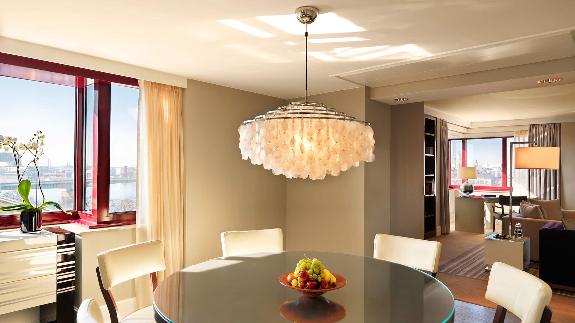 2 de 4 Hyatt Regency Cologne Regency Executive Suite Dining Area