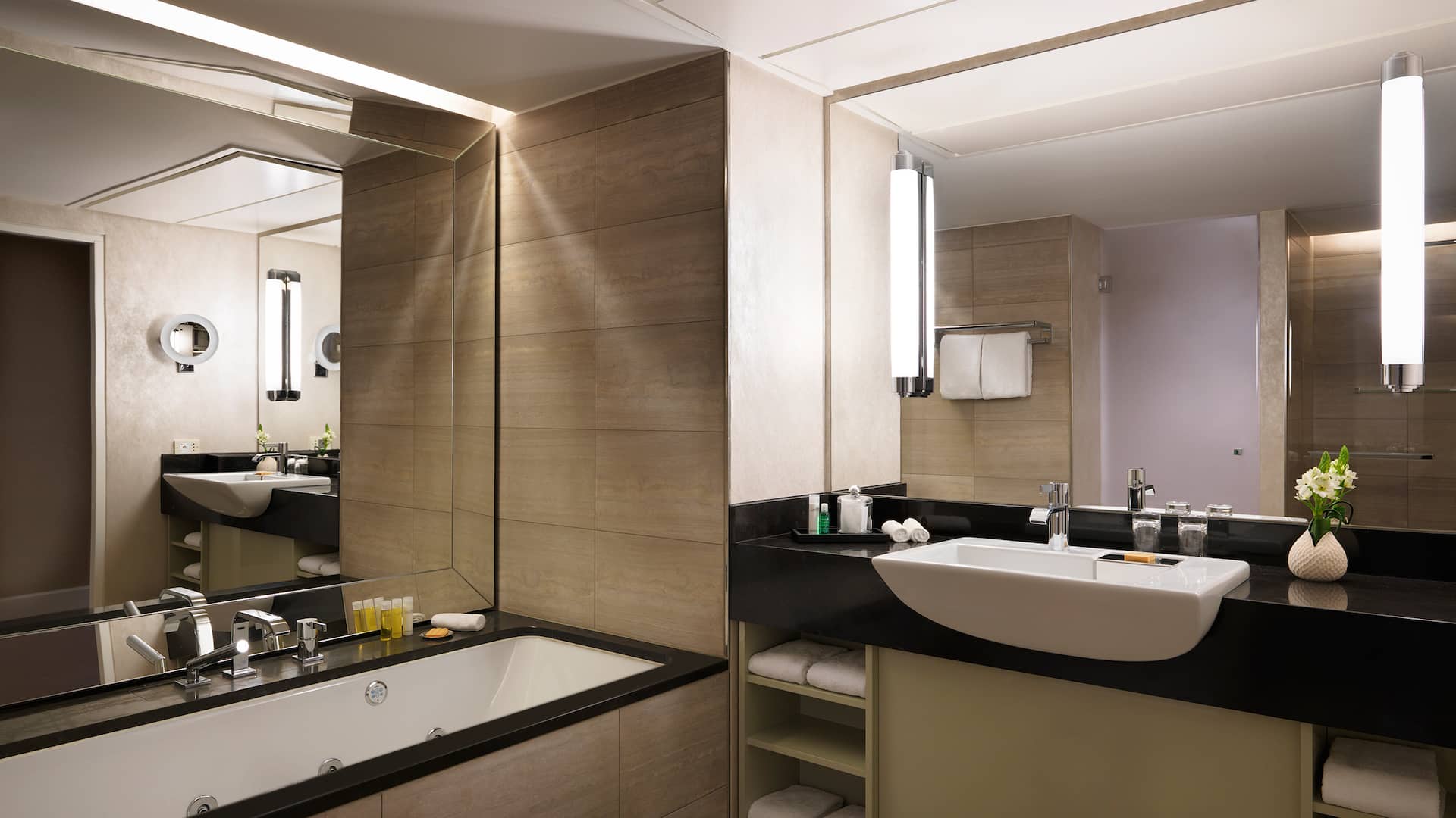 3 de 4 Hyatt Regency Cologne Regency Executive Suite Bathroom