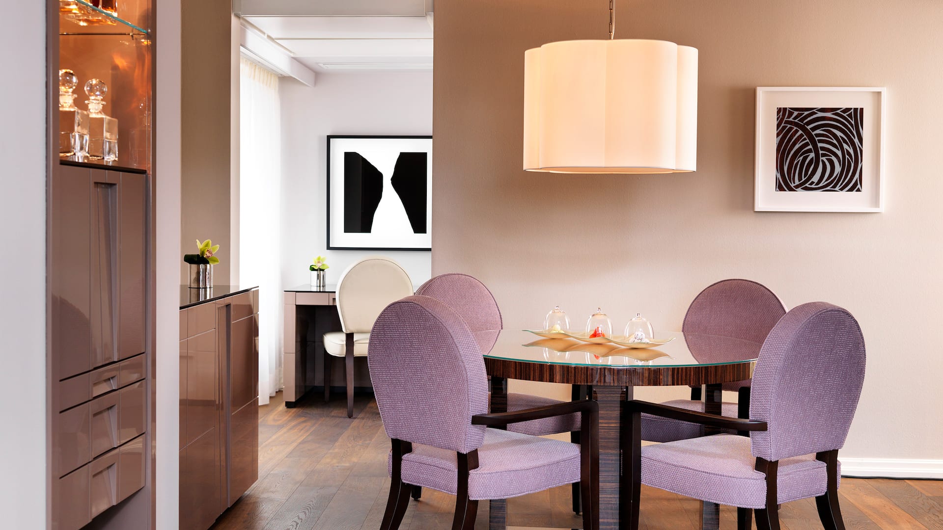 4 de 5 Round dining table in Regency Suite at Hyatt Regency Cologne