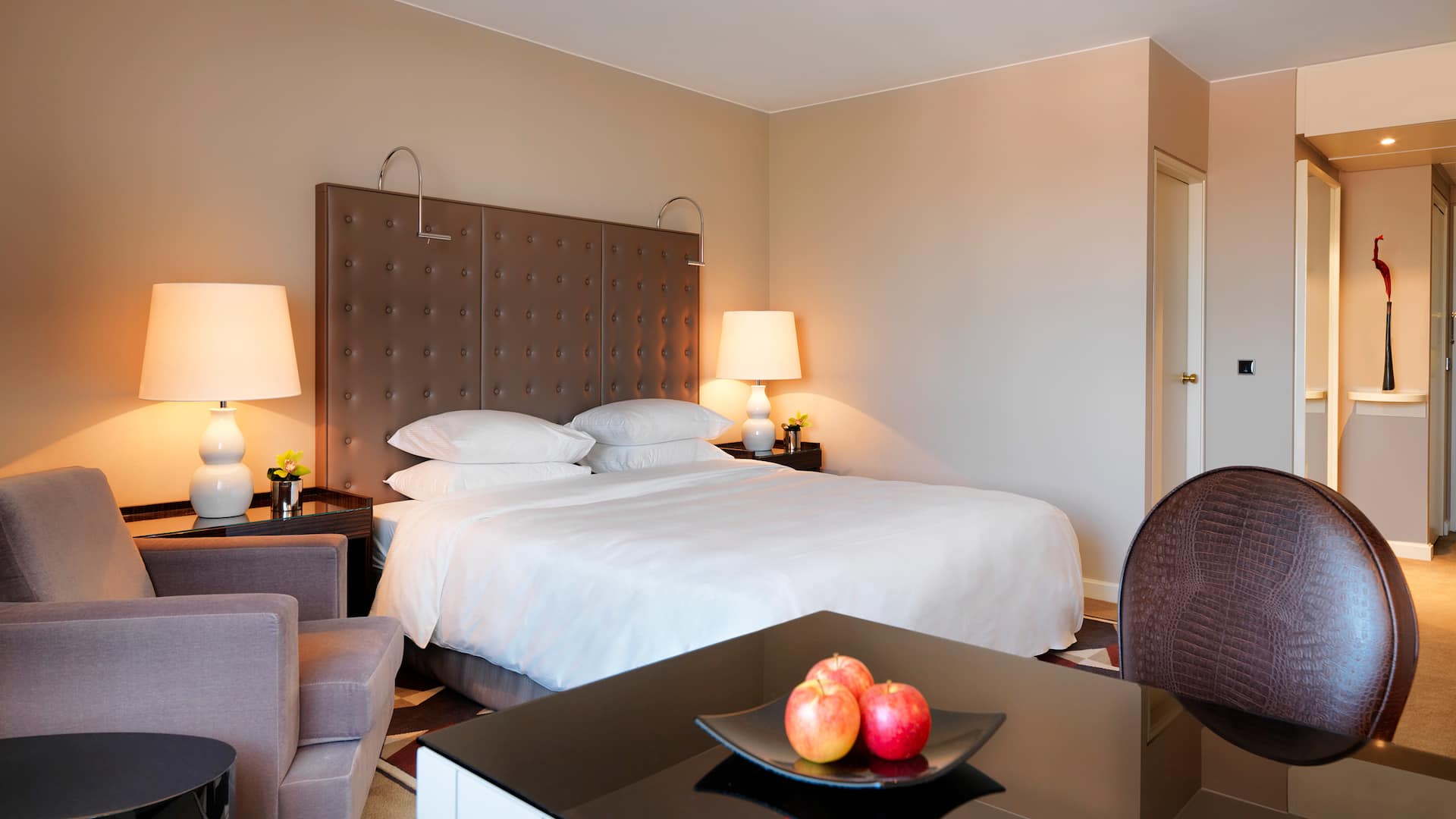 2 de 5 Spacious room with king bed and desk at Hyatt Regency Cologne