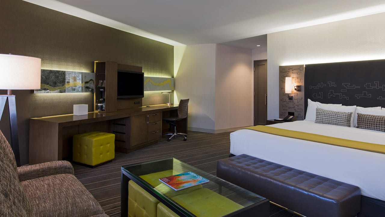 King-sized bed in hotel room Hyatt Regency Dallas
