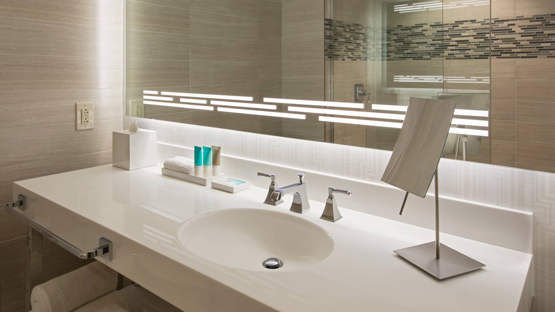 2/3 Hyatt Regency Dallas Standard King Bathroom