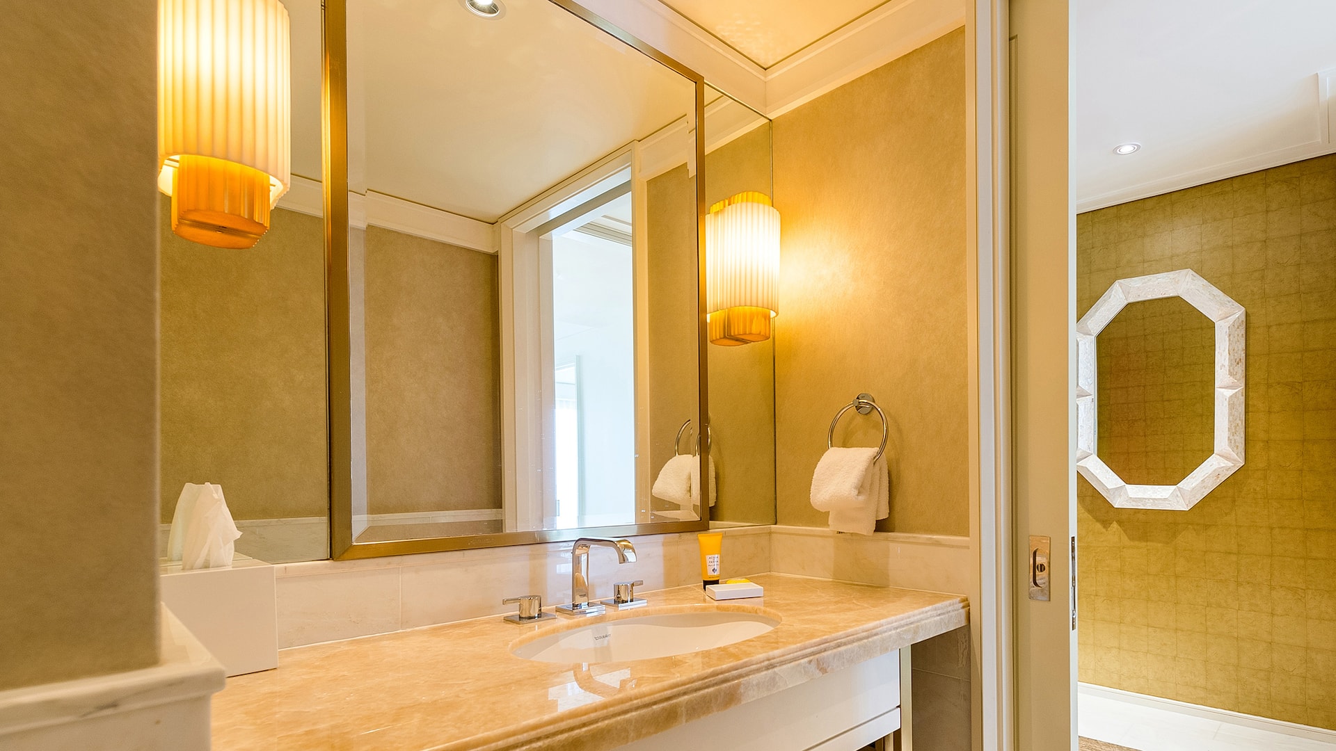 2/5 residence bathroom